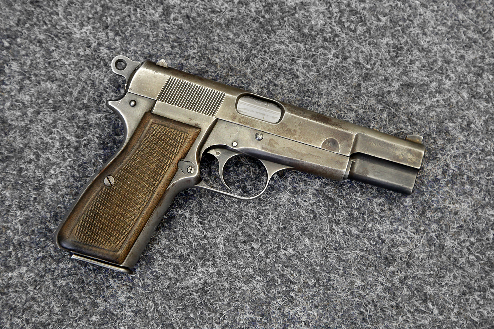 Die Polizei fand bei den Durchsuchungen auch Waffen.