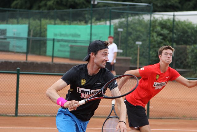 Der frühere Bundesligaspieler Tom Schönenberg (links) ist nicht nur als Trainer von Tom Tillger (rechts) im Einsatz, sondern in den Medenspielen oft auch als sein Doppelpartner.