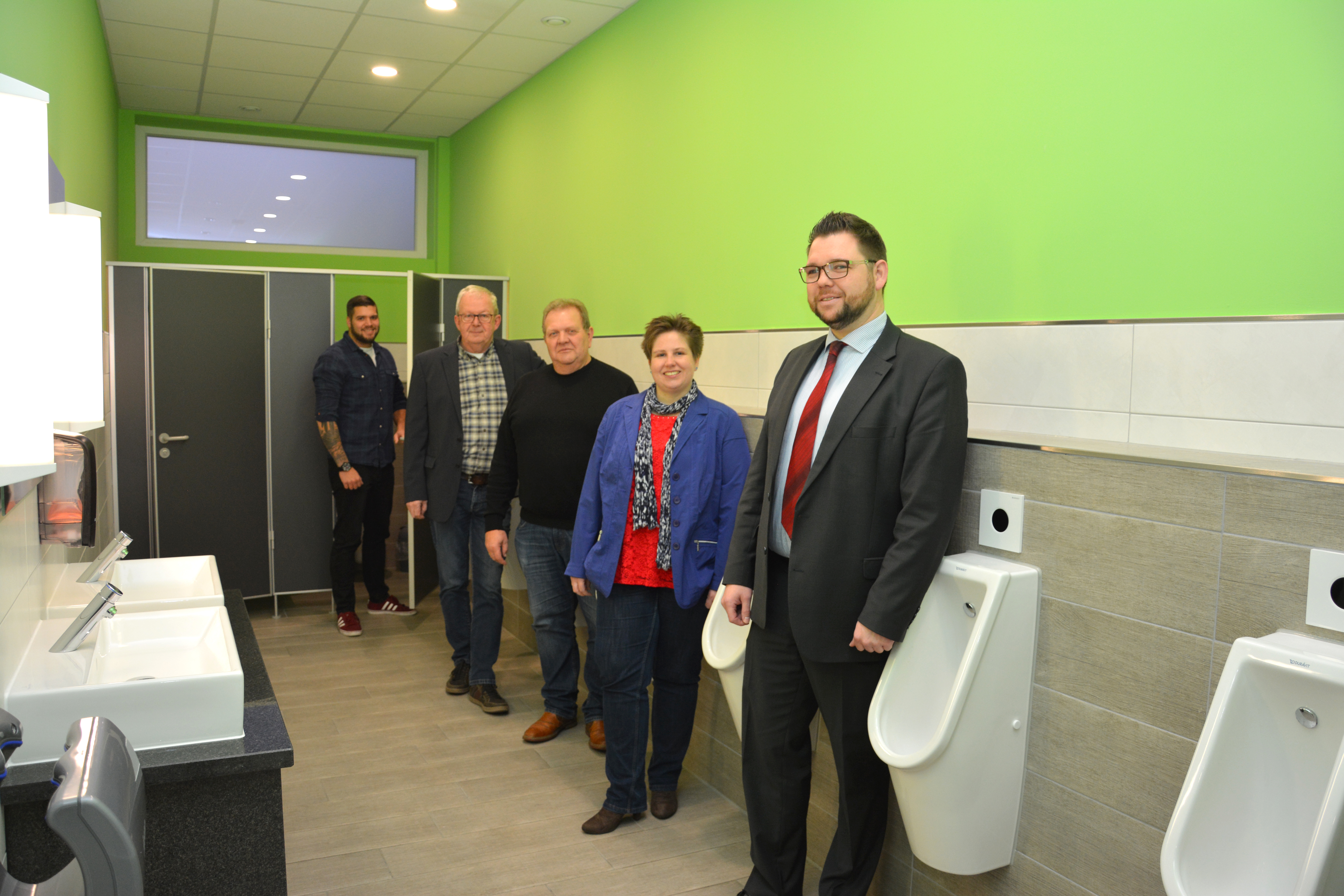 Direktor Thomas Reintjes, die stellvertretende Geschäftsführerin Diana van den Hurk, der stellvertretende Direktor Josef Kremer, der Technische Leiter Jochen Stelzig und Pächter Andre Schoofs (v.r.) freuen sich über die neuen Toilettenanlagen im Schützenhaus Kapaunenberg.