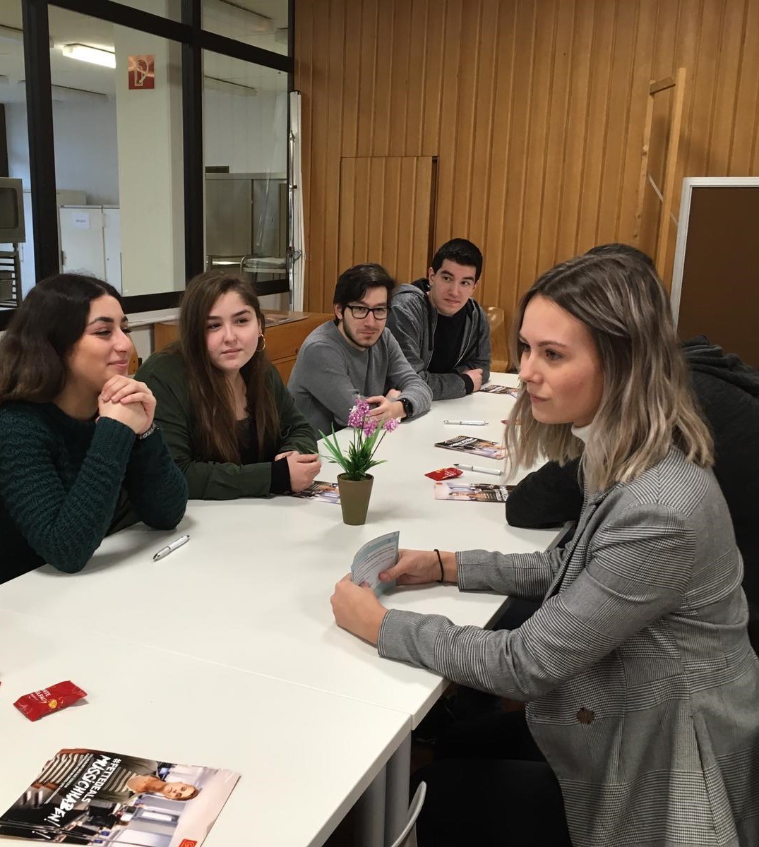 Sowohl in kleinen Workshops, wie auf dem Foto, als auch im Plenum oder in Einzelgesprächen, haben die Schülerinnen und Schüler der Hamborner Leibniz-Gesamtschule bei den diesjährigen Berufsorientierungswochen viel Rüstzeug für die Zeit nach der Schule mit auf den Weg bekommen.
Foto: GS Leibniz