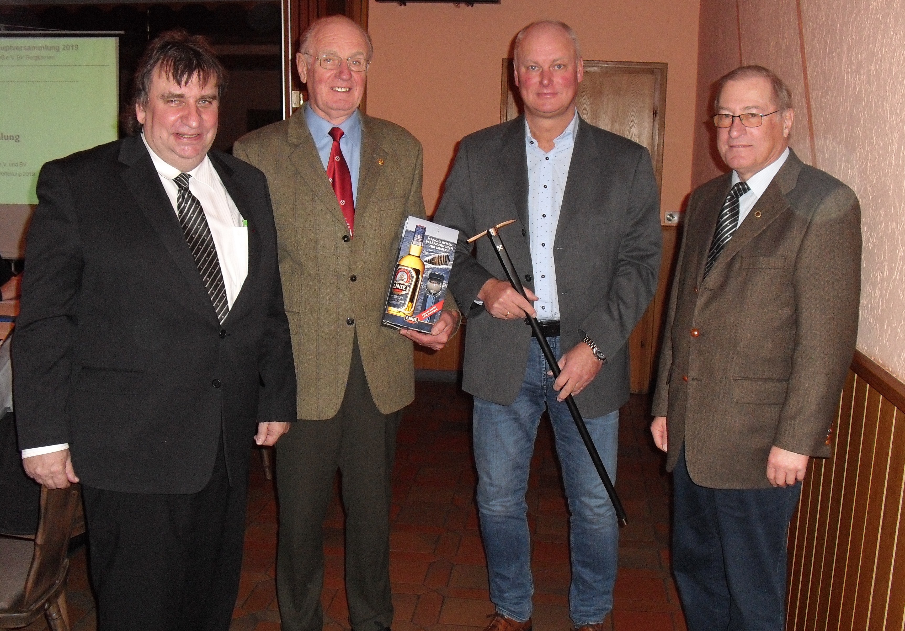 Der neue Vorstand (v.l.): Geschäftsführer Manfred Kolodziejski, Lampenwart Karl-Heinrich Holtkötter, Jubilar Wolfgang Ebbinghaus und Schatzmeiter Ulfried Rodeck. Foto: RDB BV Bergkamen