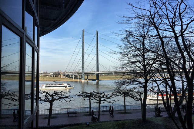 Blick vom Landtag auf die Rheinknie-Brücke