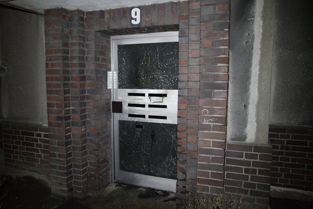 Die Briefkästen in der Haustür standen in Flammen.