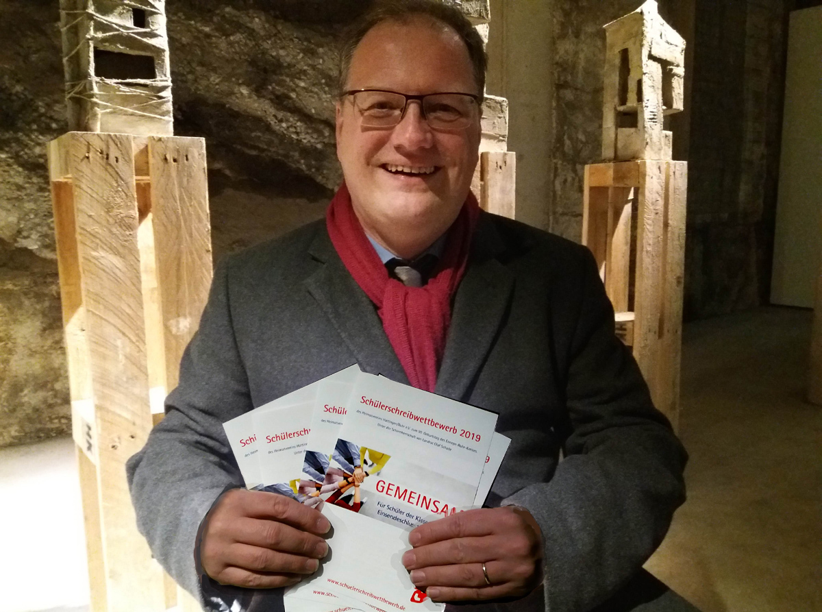 Landrat Olaf Schade mit den Wettbewerbsflyern.