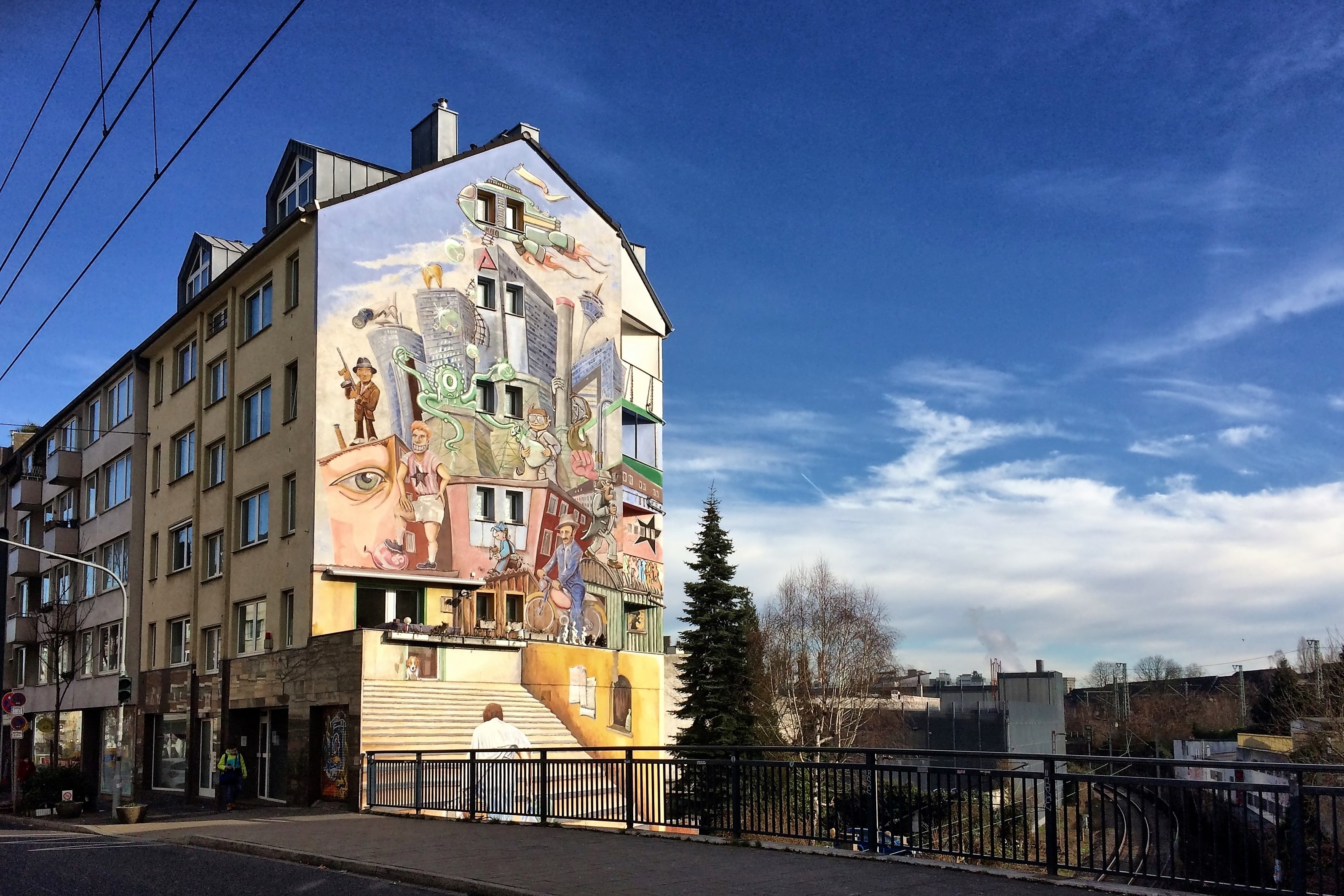 Der Eye-Catcher ist "Das Tor zu Flingern": Die Hauswand auf der Ackerstraße 59 wurde von der Flingerer Familie Buchwald zur Verfügung gestellt und 2005 von der Gruppe "Farbfieber" e.V. bemalt.