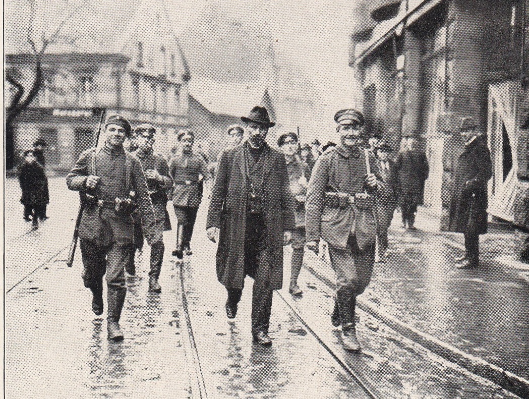 Foto von Alois Fulneczek auf dem Weg zum Gerichtsgefängnis und zur Ermordung. Es stammt vom Militärfotografen Robert Sennecke aus Berlin
