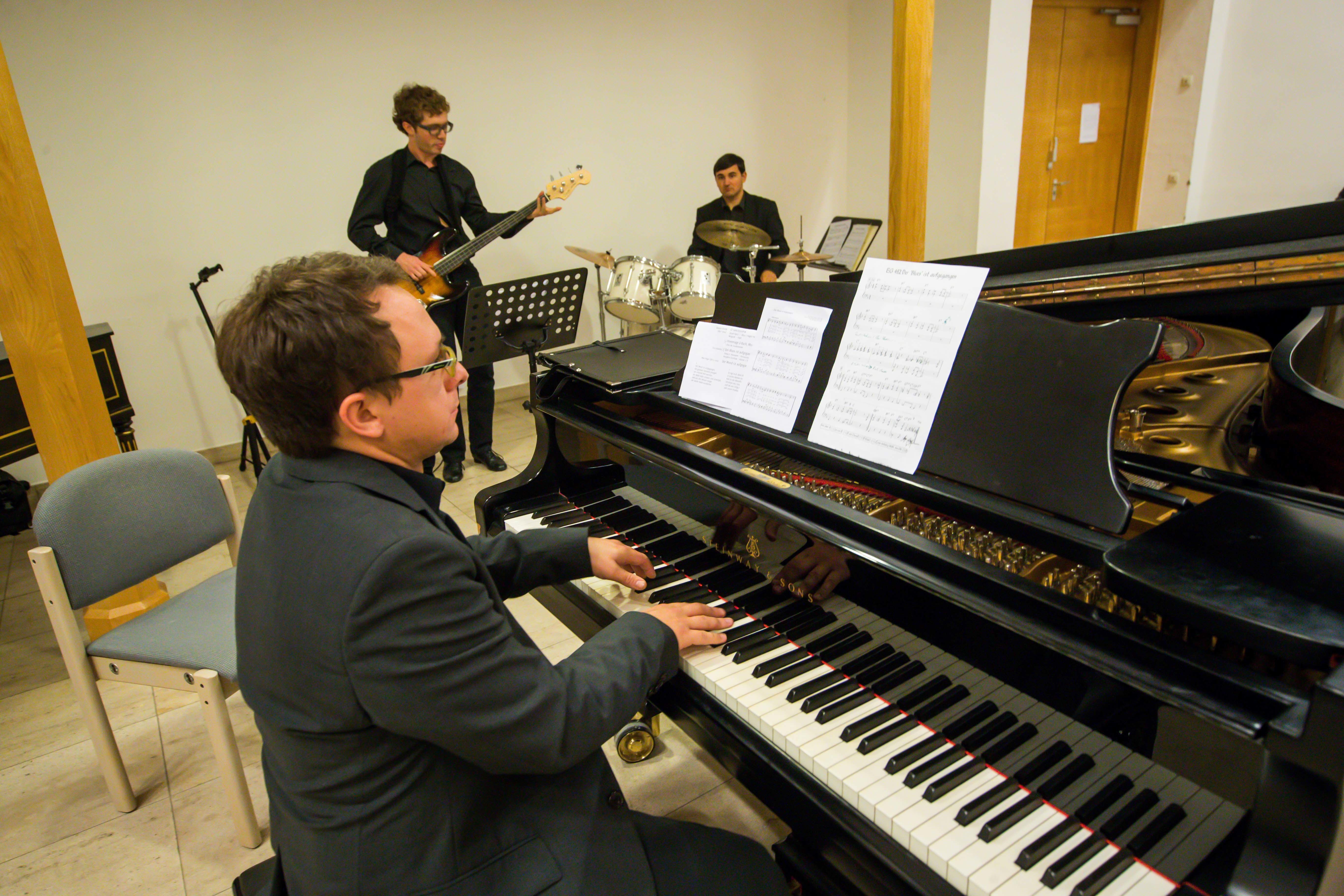 Der Kirchenmusiker Danny Sebastian Neumann und seine beiden Mitstudenten Benjamin Gruchow und Tim Weigardt bespielen gemeinsam die Orgel als Teil eines Jazztrios.