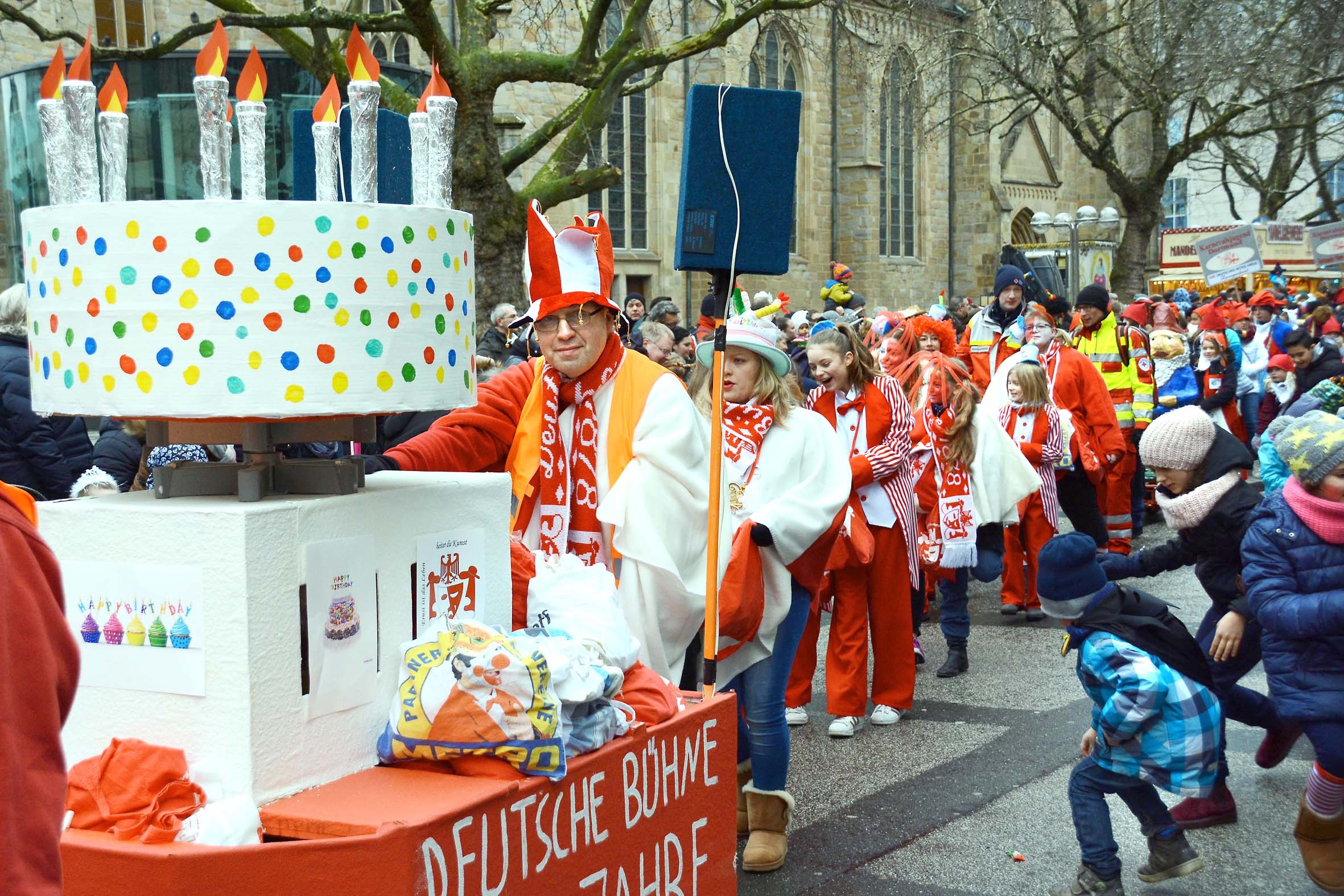 Mit fantasievollen Wagen und bunten Kostümen zieht Sonntag der Kinderkarnevalszug durch die City.