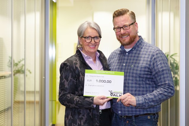 Der Duisburger Fotograf Martin Valk spendete den Erlös seines New York-Kalenders in Höhe von 1.000 Euro an den Verein "Engel gibt es überall" e.V.. Ingrid Stermann nahm den symbolischen Scheck gerne entgegen.