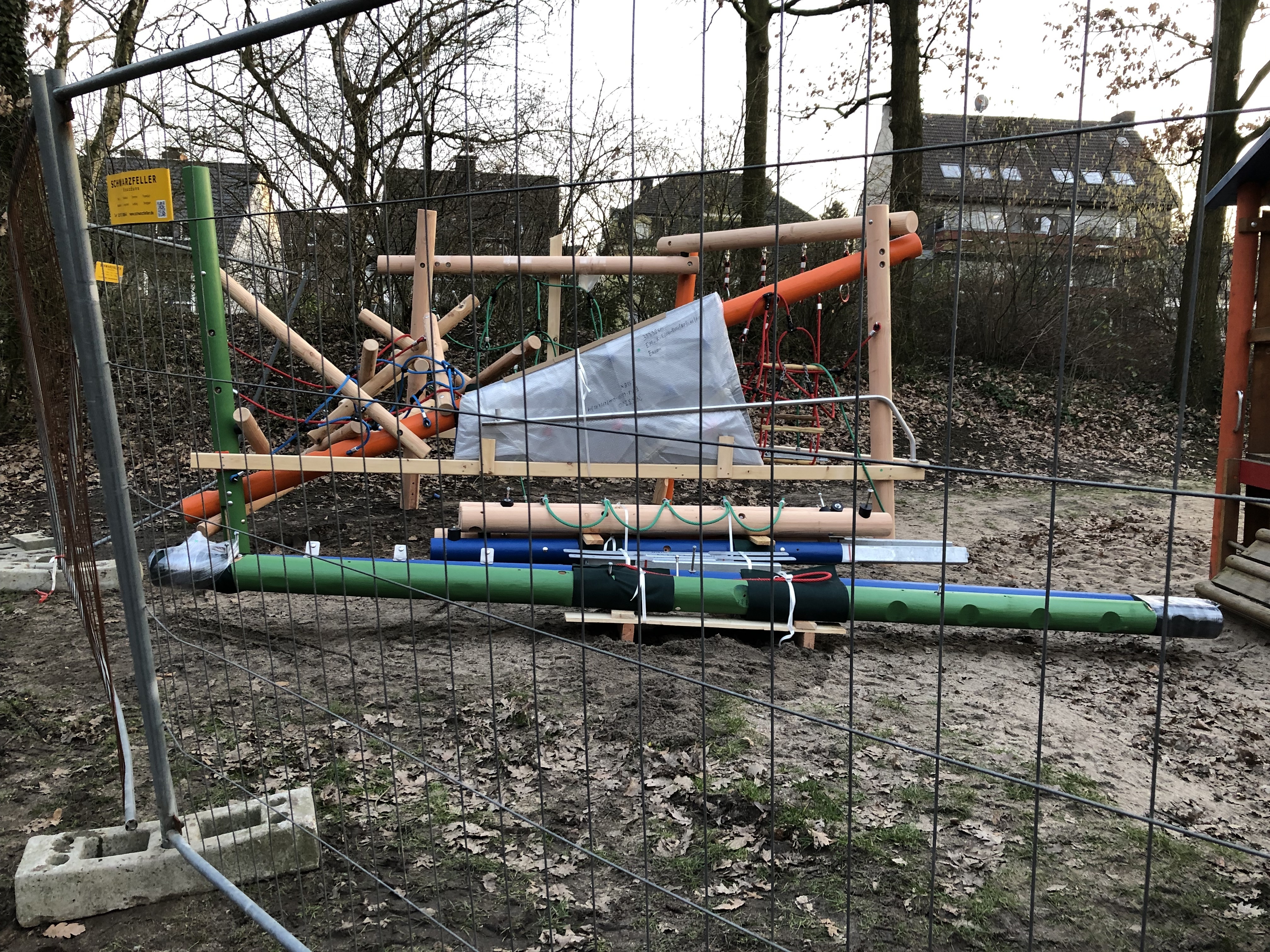 Ein neues Klettergerüst wartet auf den Aufbau.