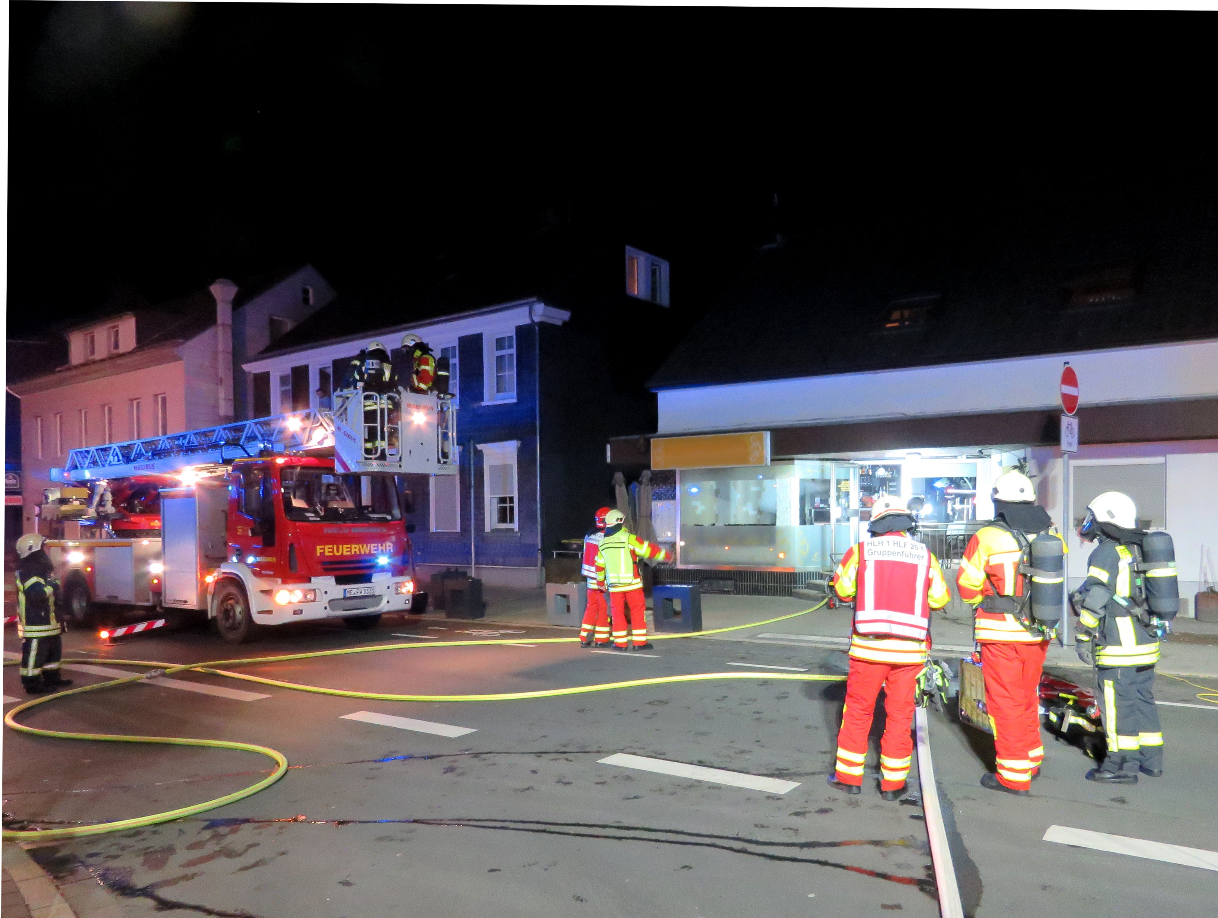 Die Einsatzkräfte der Feuerwehr Heiligenhaus hatten bei dem Brand in einer Pizzeria gut zu tun. Rund eine Stunde wurde gelöscht, nach weiteren Glutnestern gesucht und das Haus gelüftet.