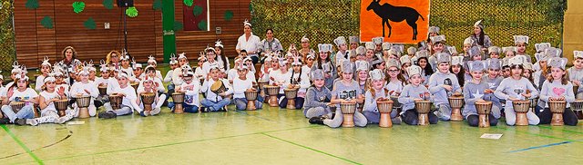 Alle Klassen der Mosaikschule waren an der Gestaltung der Show "Tambo, Tambo" beteiligt. Lang anhaltender Beifall der begeisterten Zuschauer war der verdiente Lohn für die Mühen der Schüler und Lehrer.