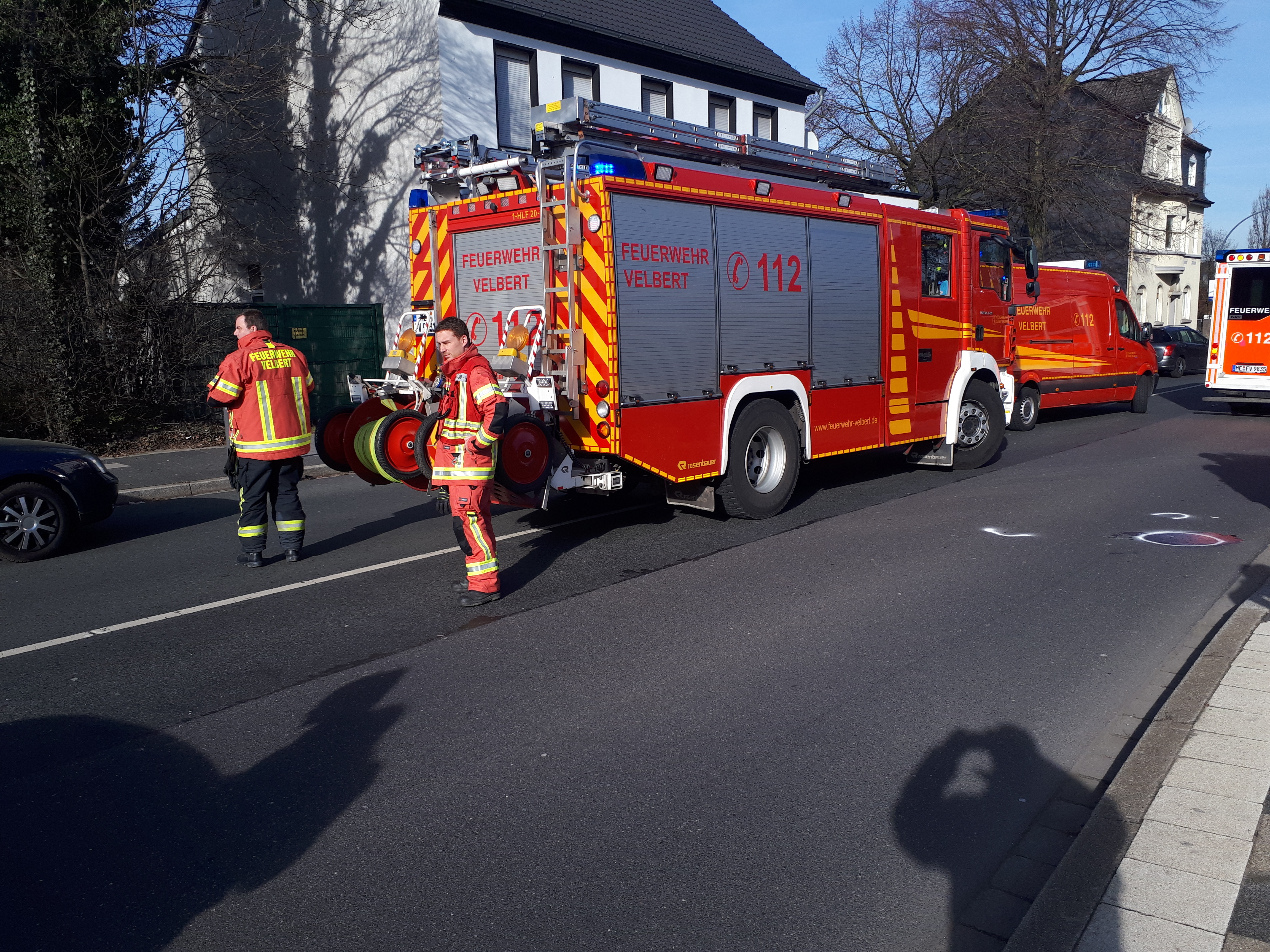 Beim Einsatz an der Langenberger Straße tragen sie Kräfte der Feuerwehr erstmals die neue Schutzkleidung.