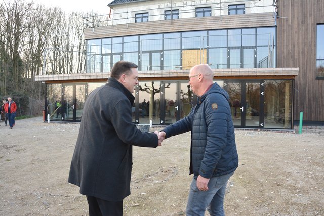 Dr. Stefan Wachs (links) begrüßt Frank Gesthuizen auf der künftigen Außenterrasse des Hotels in Hochelten.