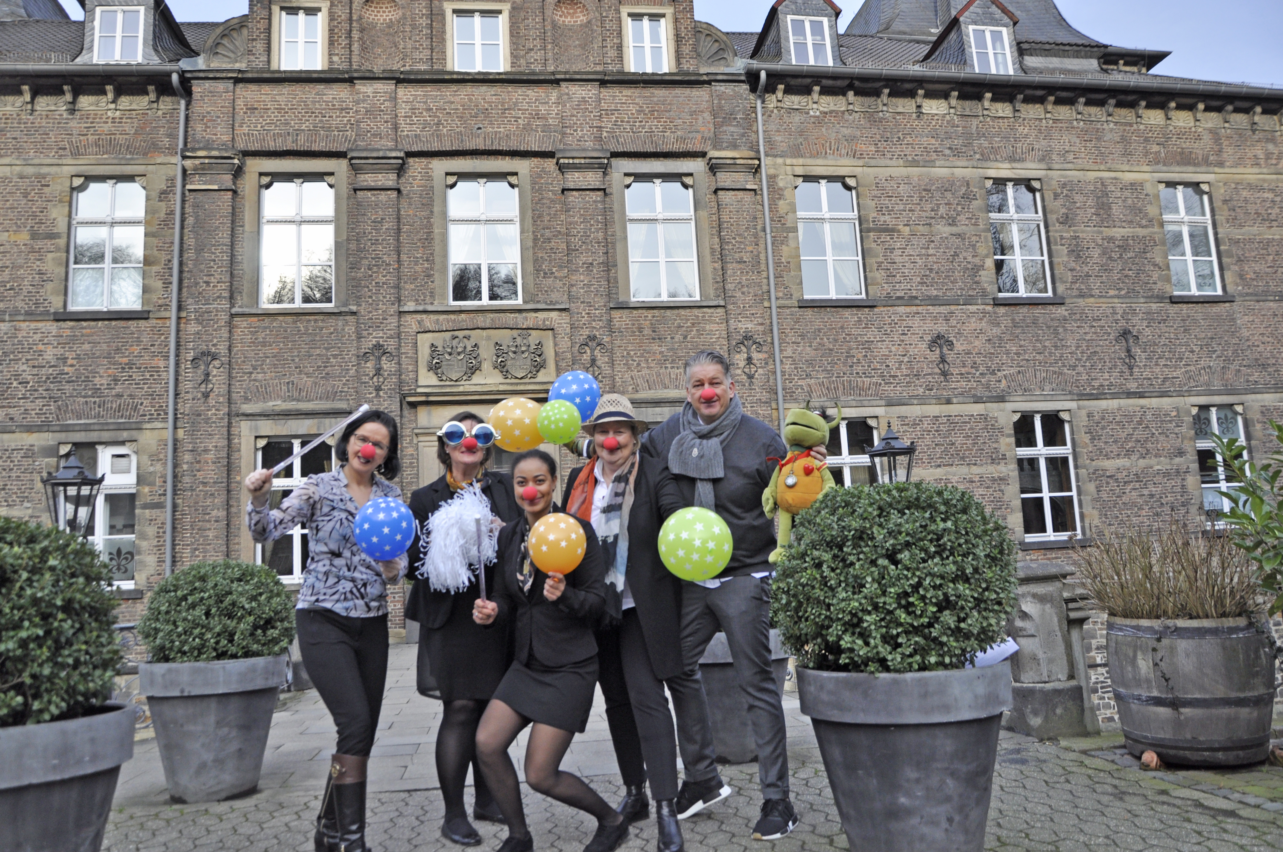 Manege frei für (v.l.) Hotel-Direktorin Jessica Schiller, Michaela Bartels (Schatzmeisterin "Kettwig für Kinder"), Hugenpoet-Azubi Marie Offermann, Marketing-Leiterin Monika Uschkamp und Ralf Kuhlmann (Pädagogischer Leiter "Kettwig für Kinder").