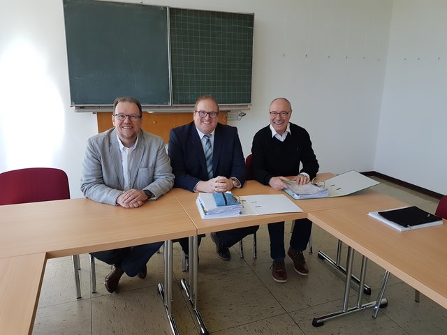 Neugestaltung eines Klassenraumes in der Dorfschule Ginderich: Lothar Rodermond, Jörg Boris Rubinowski, Herbert Wesely.