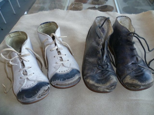 Kinderschuhe mit einer langen Geschichte.