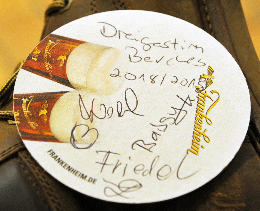 Traditionell besiegelte das Dreigestirn seine Regentschaft auf einem Bierdeckel.