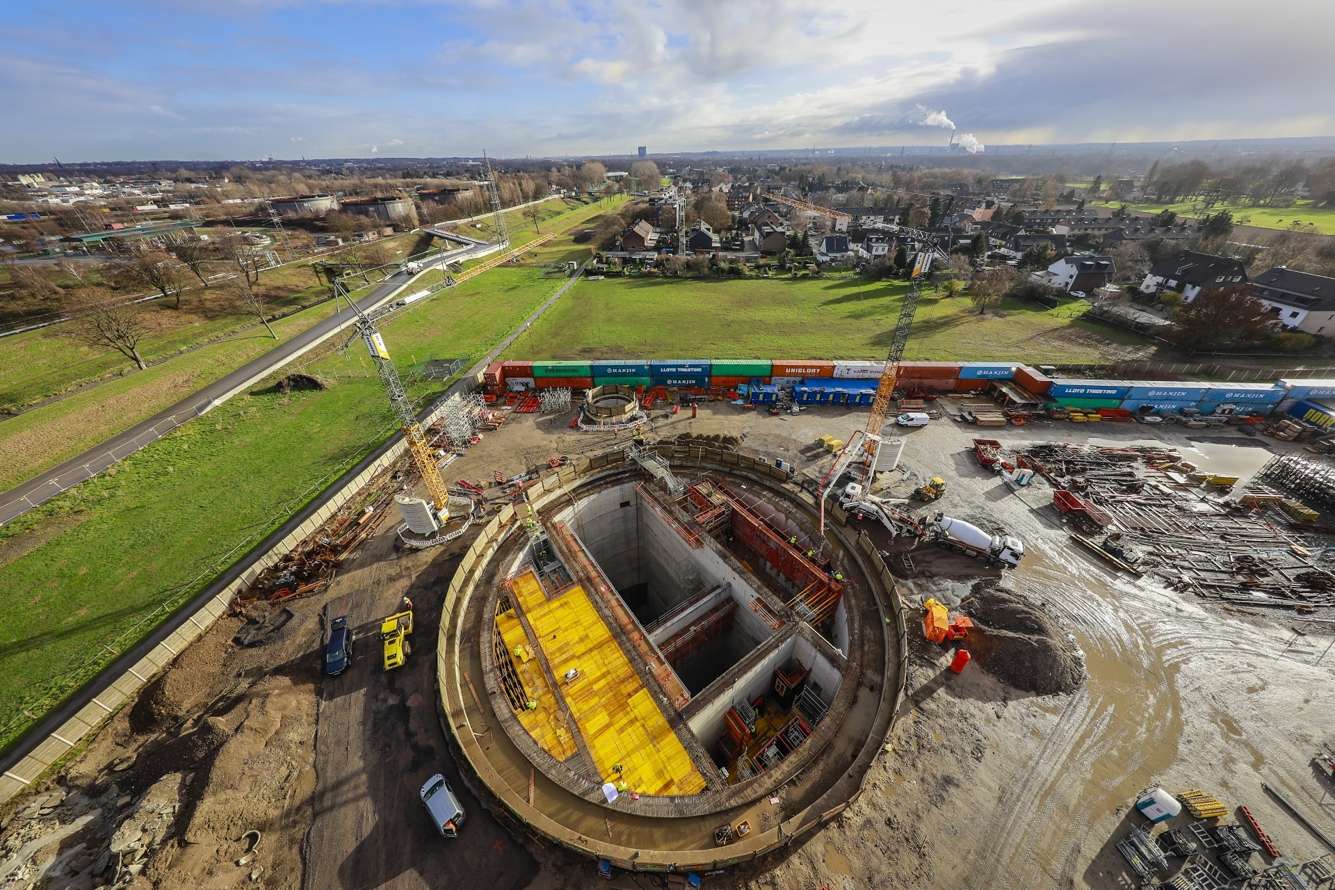 Die gigantische Pumpwerksbaustelle im Holtener Bruch.Foto: Rupert Oberhäuser/EGLV