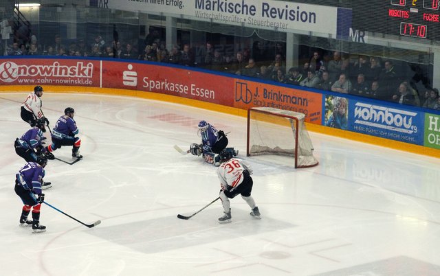 Das 1:0 für die Füchse in Essen! Diego Hofland (links oben) macht alles richtig, passt nicht zum freistehenden Sam Verelst, sondern hämmert die Scheibe rechts an Essens Goalie Patrik Cerveny vorbei ins lange Eck.