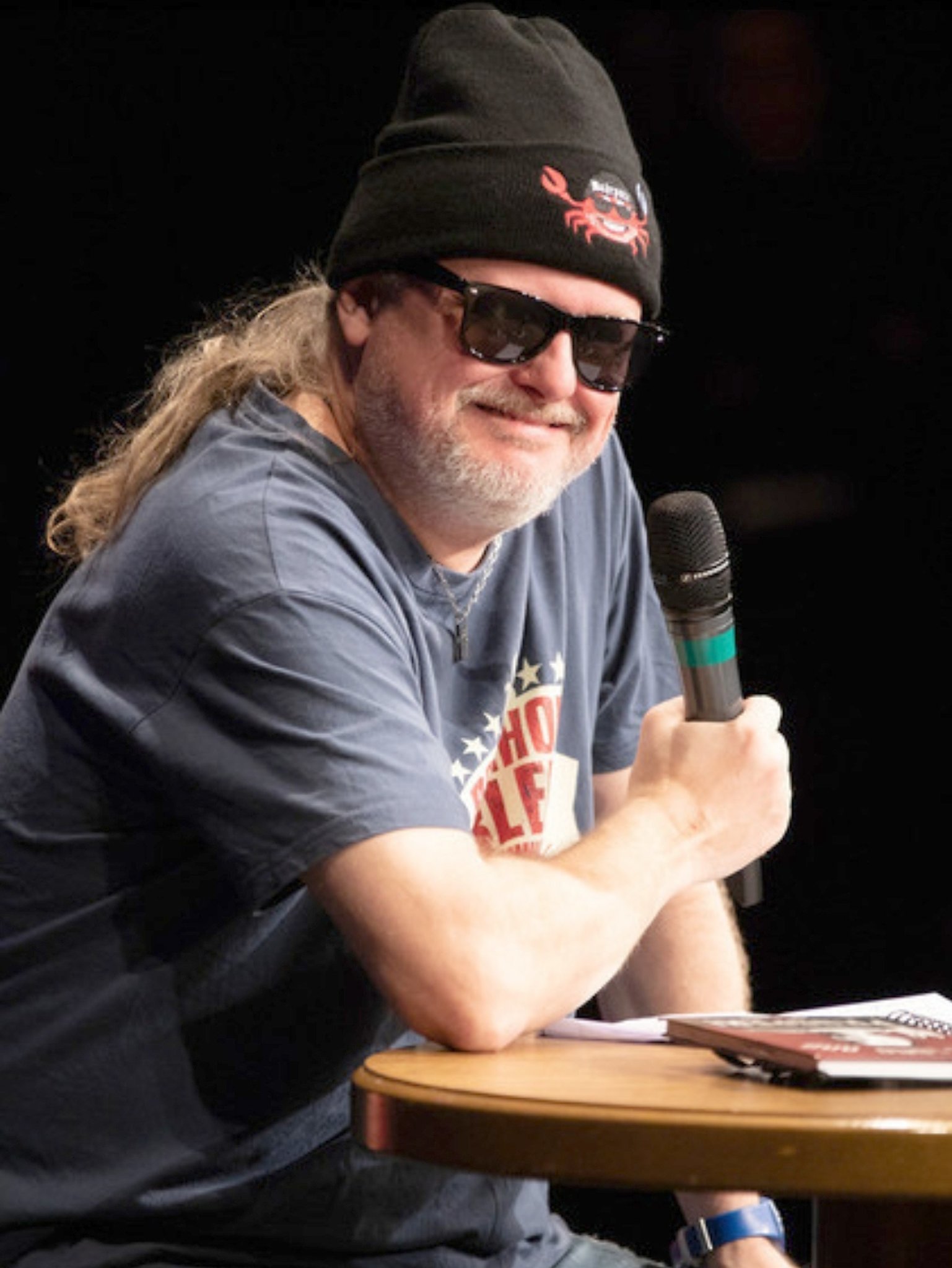 Einen Hocker, ein Bier, ein Mikro und viele Witze: Mehr braucht Markus Krebs nicht, um die Menge zum Lachen zu bringen.