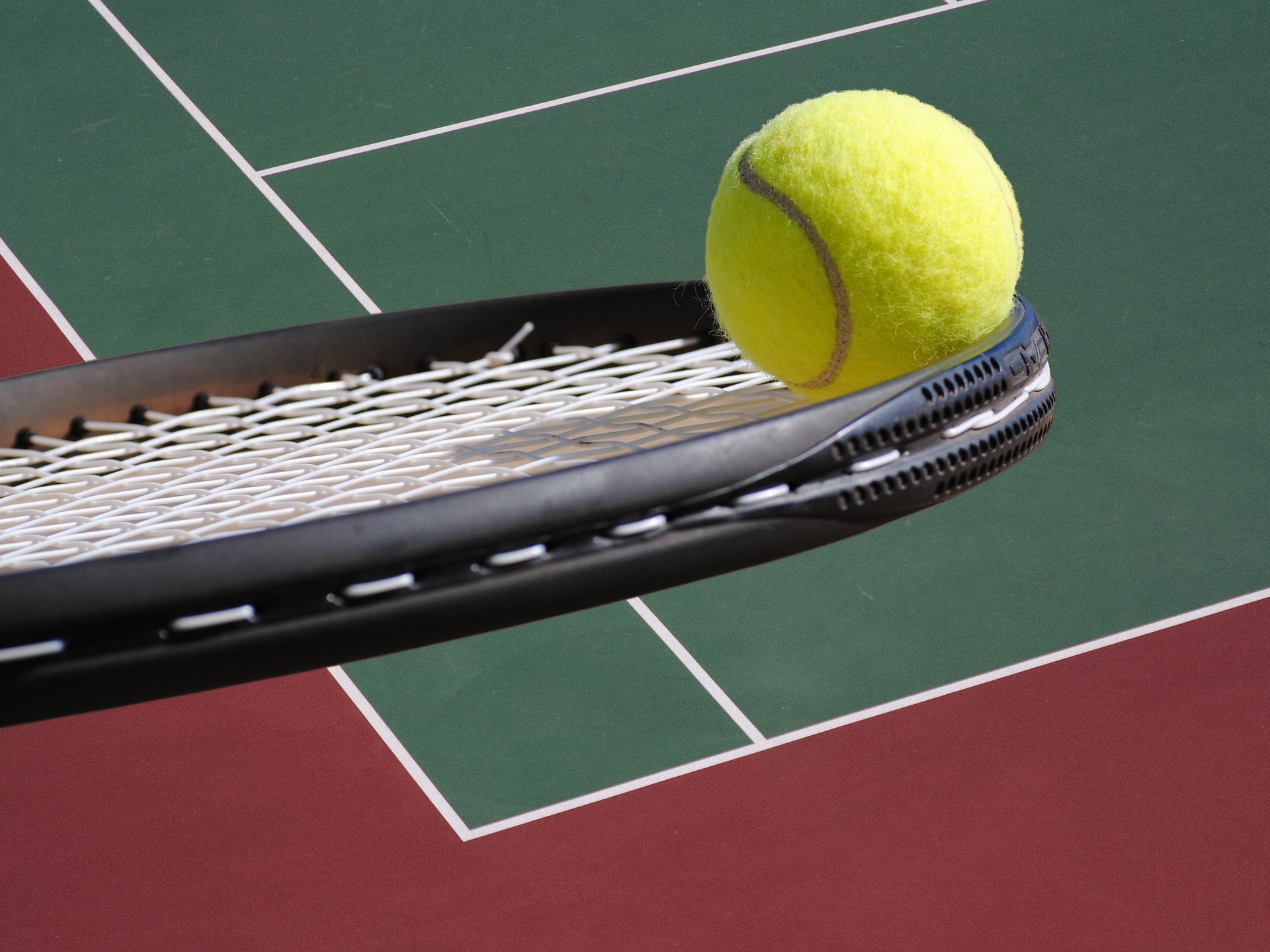 Der Ball ist auch beim Tennis rund. (Symbolbild)