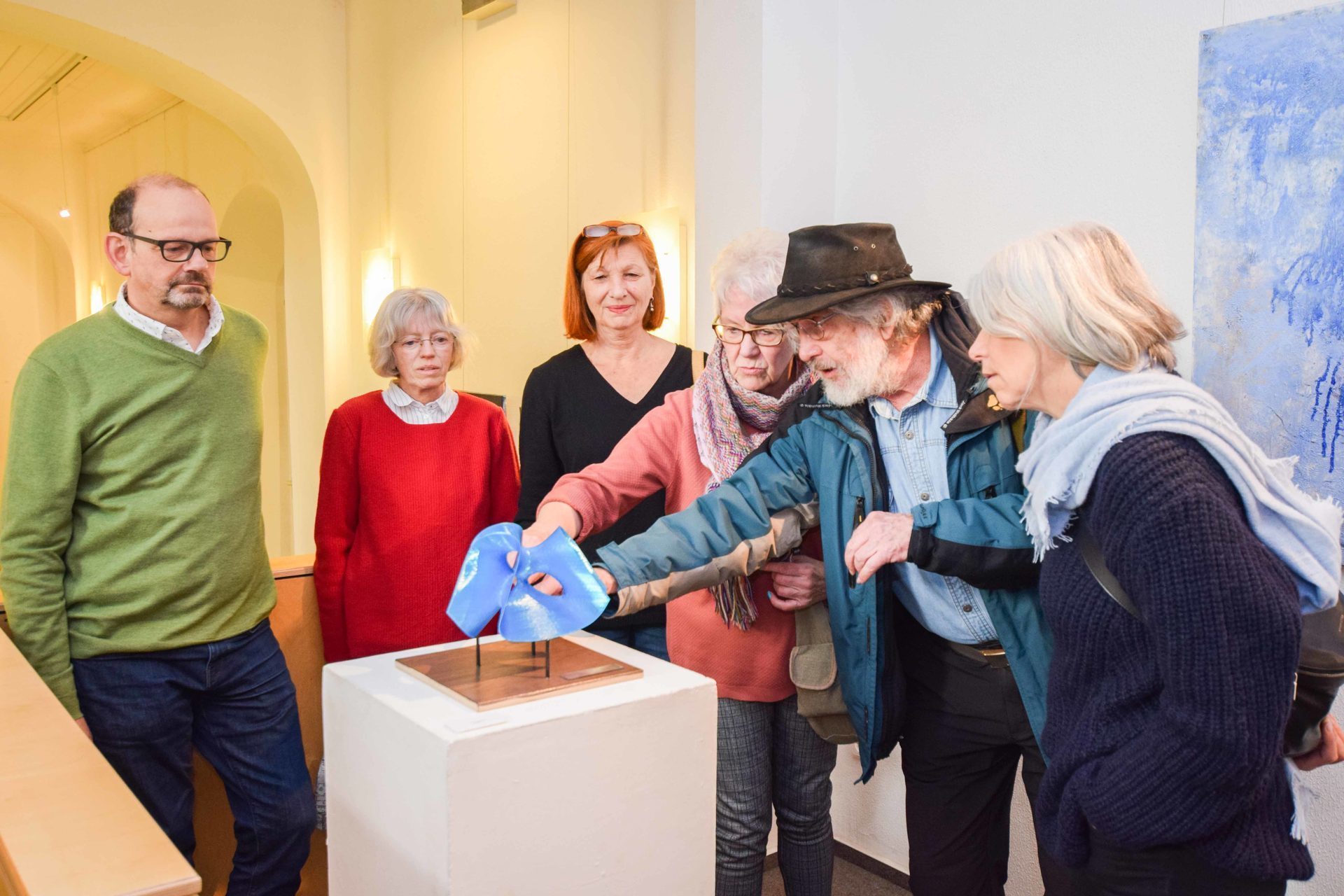 Paul Schulte (2.v.r) präsentiert seine Skulptur "Ausgerechnet Ballett". Fotos: Stadt Bottrop