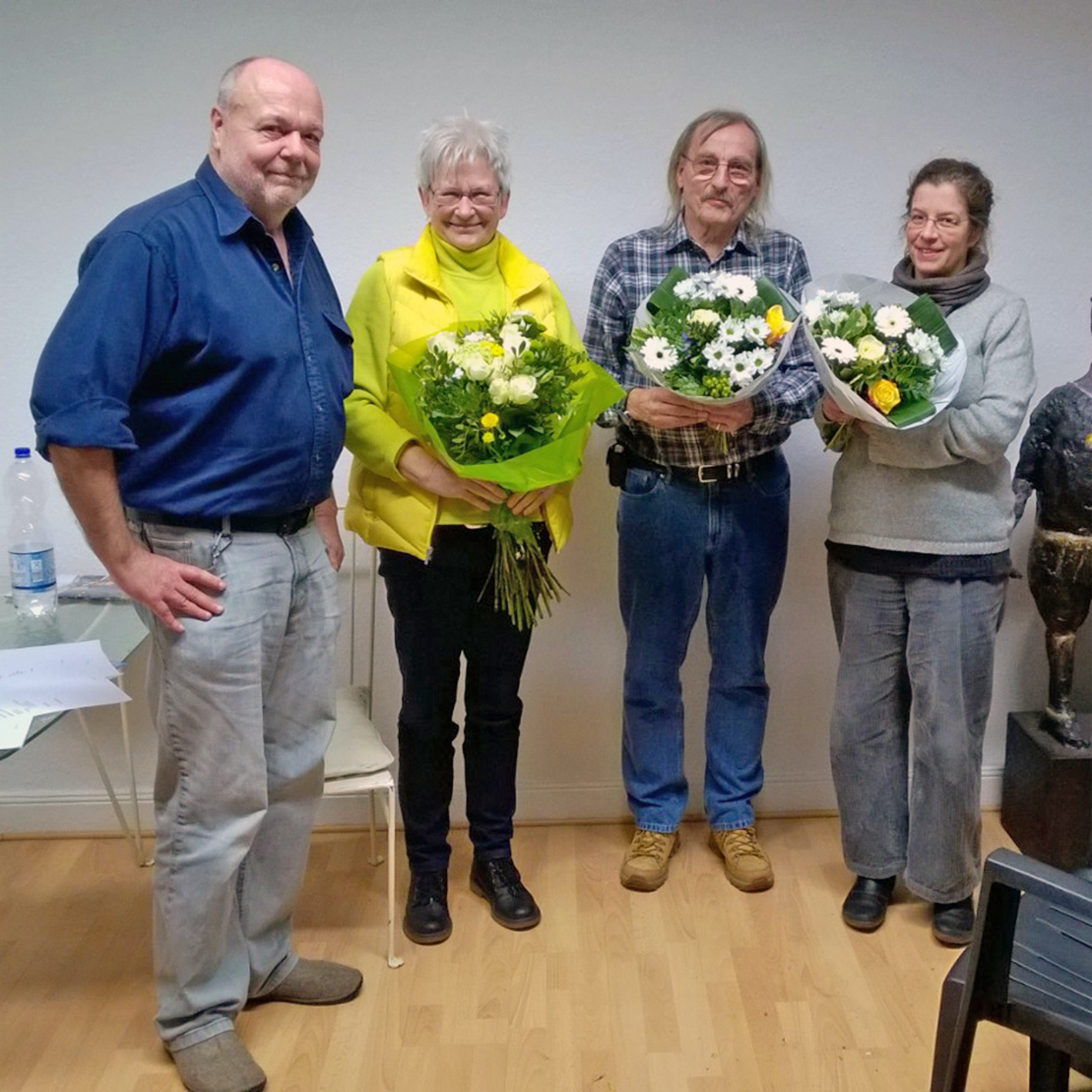 Vorstandswechsel in der Galeriemeile Gelsenkirchen: Dr. Ilsebill Eckle (2.v.l.) übergibt den Vorsitz an den bisherigen zweiten Vorsitzenden Frank M. Helferich (3.v.l.) Rudi Eckle (l.) bleibt Kassierer. Bettina Steinacker (r.) komplettiert den Vorstand als zweite Vorsitzende.
Foto: VdB