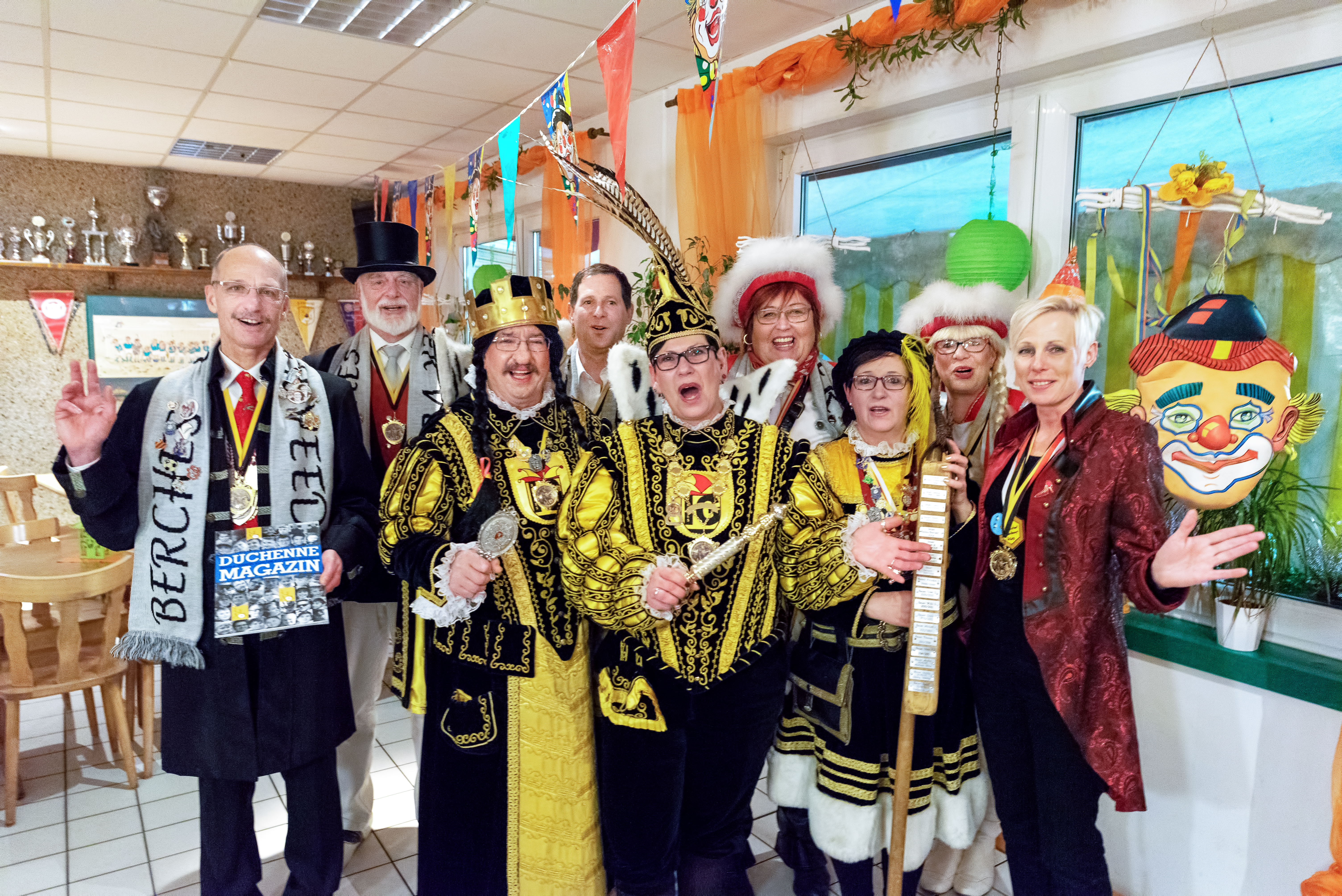 Ein kleines Dorf ist in Sachen Karneval ganz groß. In diesem Jahre regiert in Berches wieder ein Dreigestirn. Traditionell haben wir uns mit dem närrischen Trio unterhalten. Auf dem Foto von links: Jörg Möller (Fahrer), Jochen Prauß (Gefolge), Jungfrau Frieda, Dominik Reuter (Gefolge) Prinz Sasa, Susanne Möller (Tanzmojor des Berghausener Traditionspaares), Bauer Babs, Birgit Konstanty (Tanzmariechen des Berghausener Traditionspaares) und Prinzenführerin Stephanie Reuter.