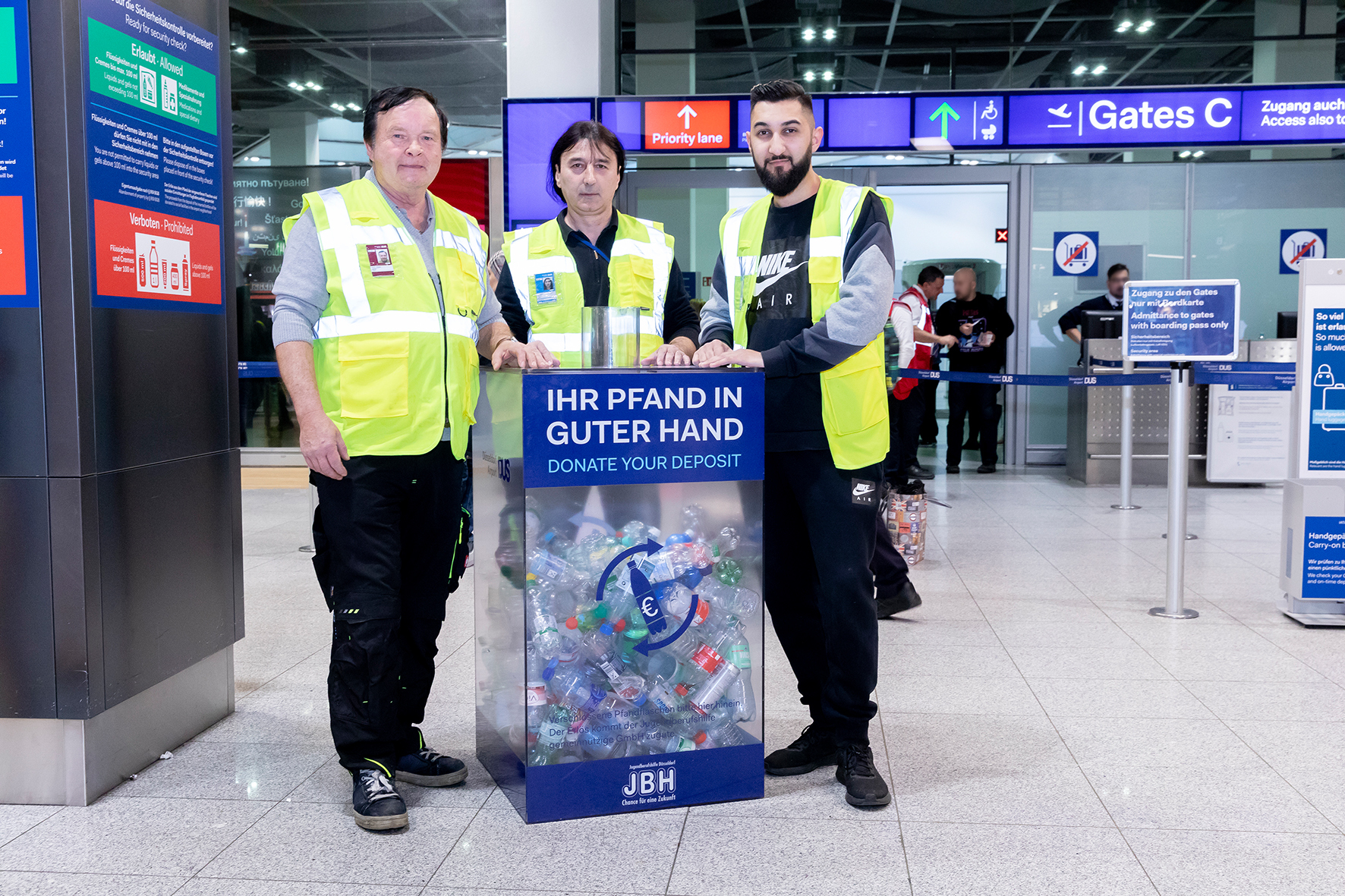 Die Pfandbeauftragten Karl-Heinz Zens, Dragan Opric und Ismail Ajeti (v. l. n. r.) im Düsseldorfer Flughafen.