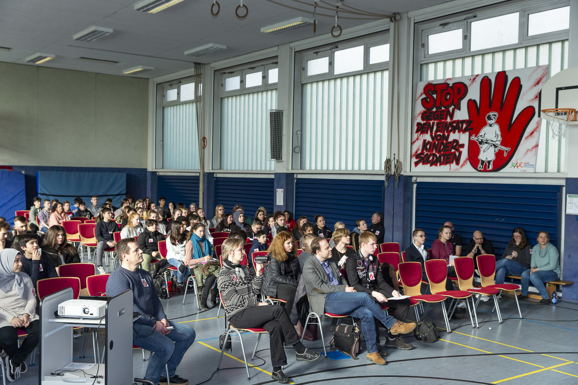 Am Abschlusstag, dem Red Hand Day, wurden die Ergebnisse der verschiedenen Workshops im Rahmen einer kleinen Feier in der Sporthalle der Sekundarschule Hassel präsentiert. Foto: Gerd Kaemper
