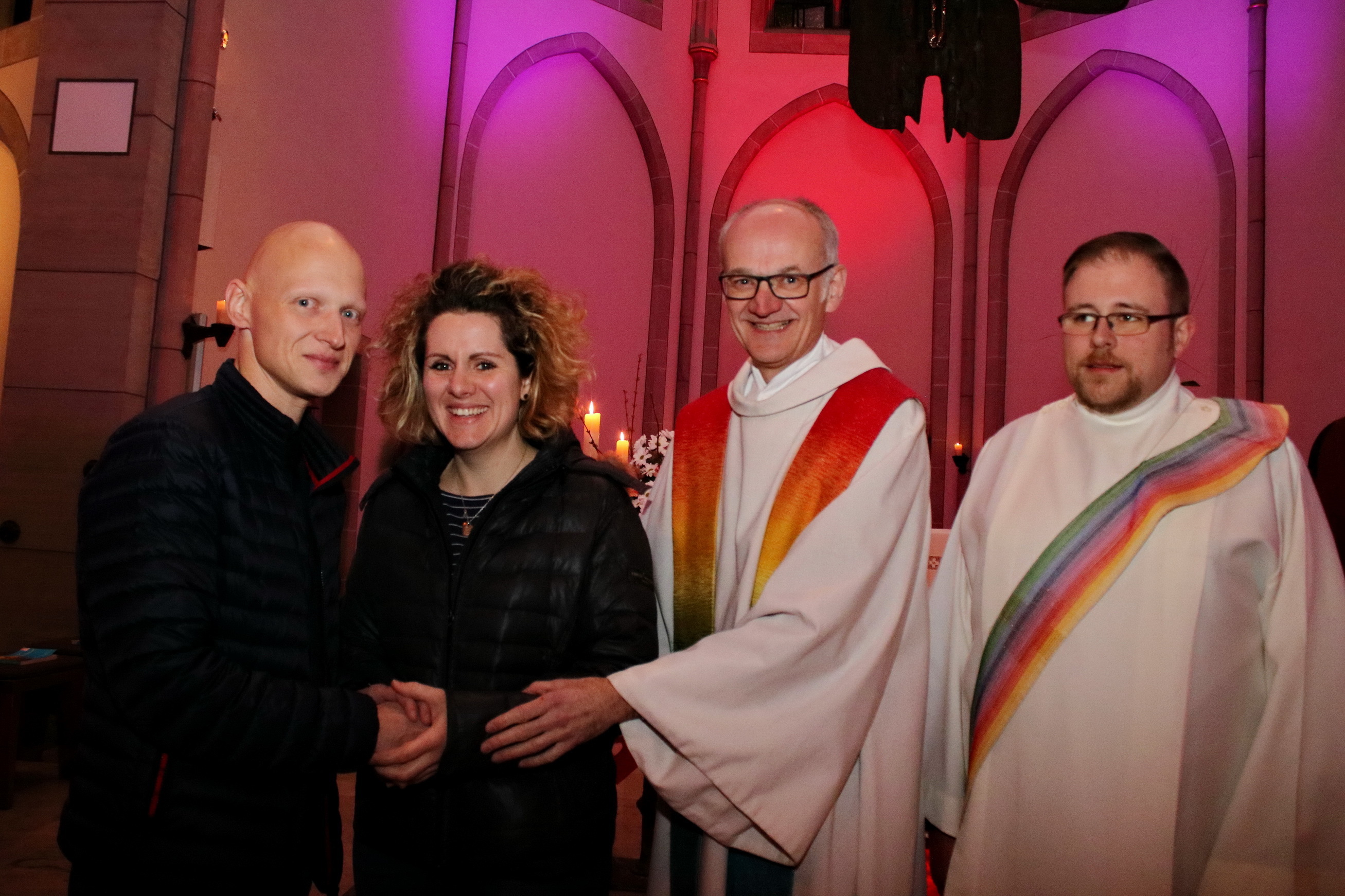 Pfarrer Ludger Keite segnete gemeinsam mit Diakon Christian Mersch (rechts) zahlreiche Paare, darunter auch das Ehepaar Polesny.
