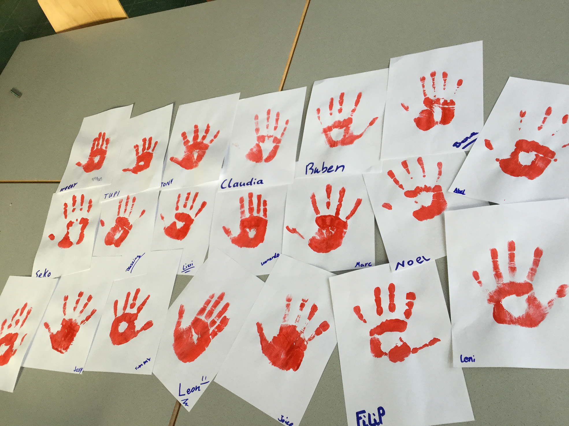 Es kamen eine Menge roter Kinderhände zusammen beim diesjährigen Aktionstag gegen den Einsatz von Kindersoldaten im Spunk. Foto: Privat