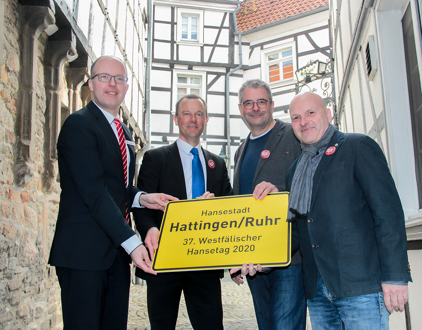 Torsten Grabinski von der Sparkasse Hattingen (v.l.), Volksbank-Marketingleiter Thomas Alexander, Lars Friedrich vom Heimatverein und Georg Hartmann von Hattingen Marketing sind bei den Vorbereitungen des Hansetages Mitte August 2020 bereits mit im Boot. Sie hoffen jetzt auf weitere Ideen aus der Hattinger Bevölkerung. Foto: Römer