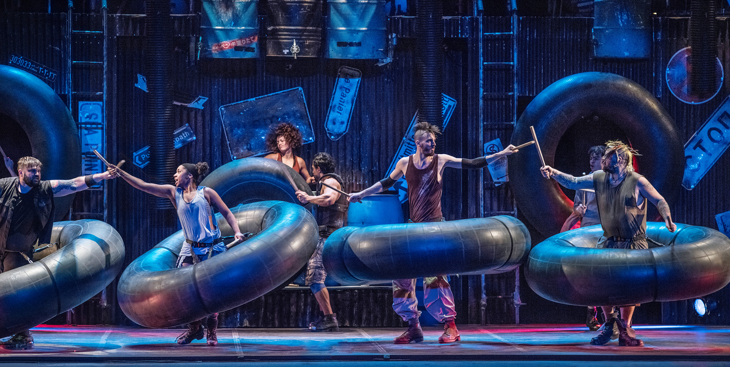 Ungewöhnliche Instrumente bestimmen das Bild der Show von Stomp.