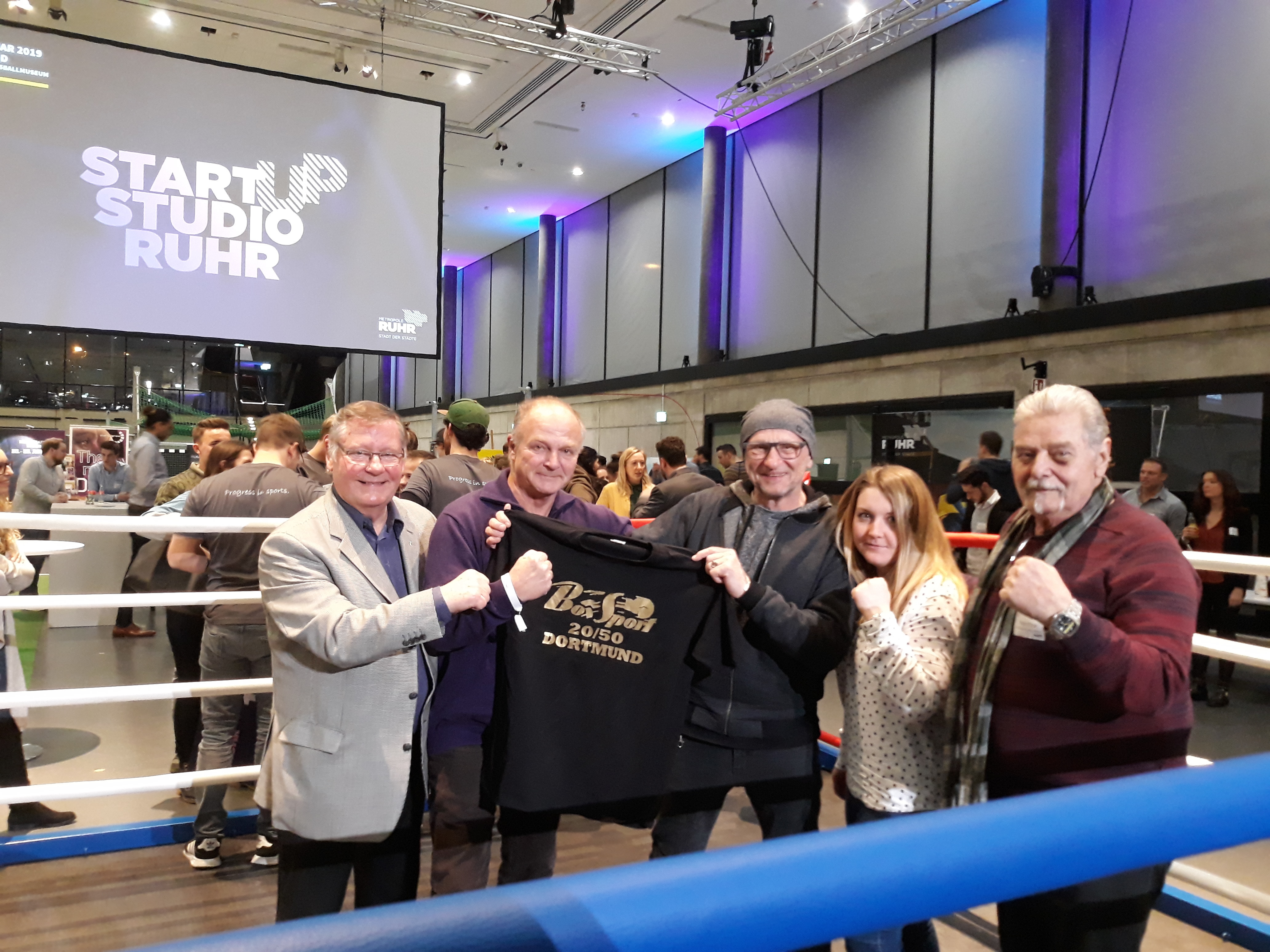 Die Sportler im Boxring von links: Dieter Schumann, Mathias Burchardt, Skateboarder Titus Dittmann, Katharina Telwa und Peter Piira.