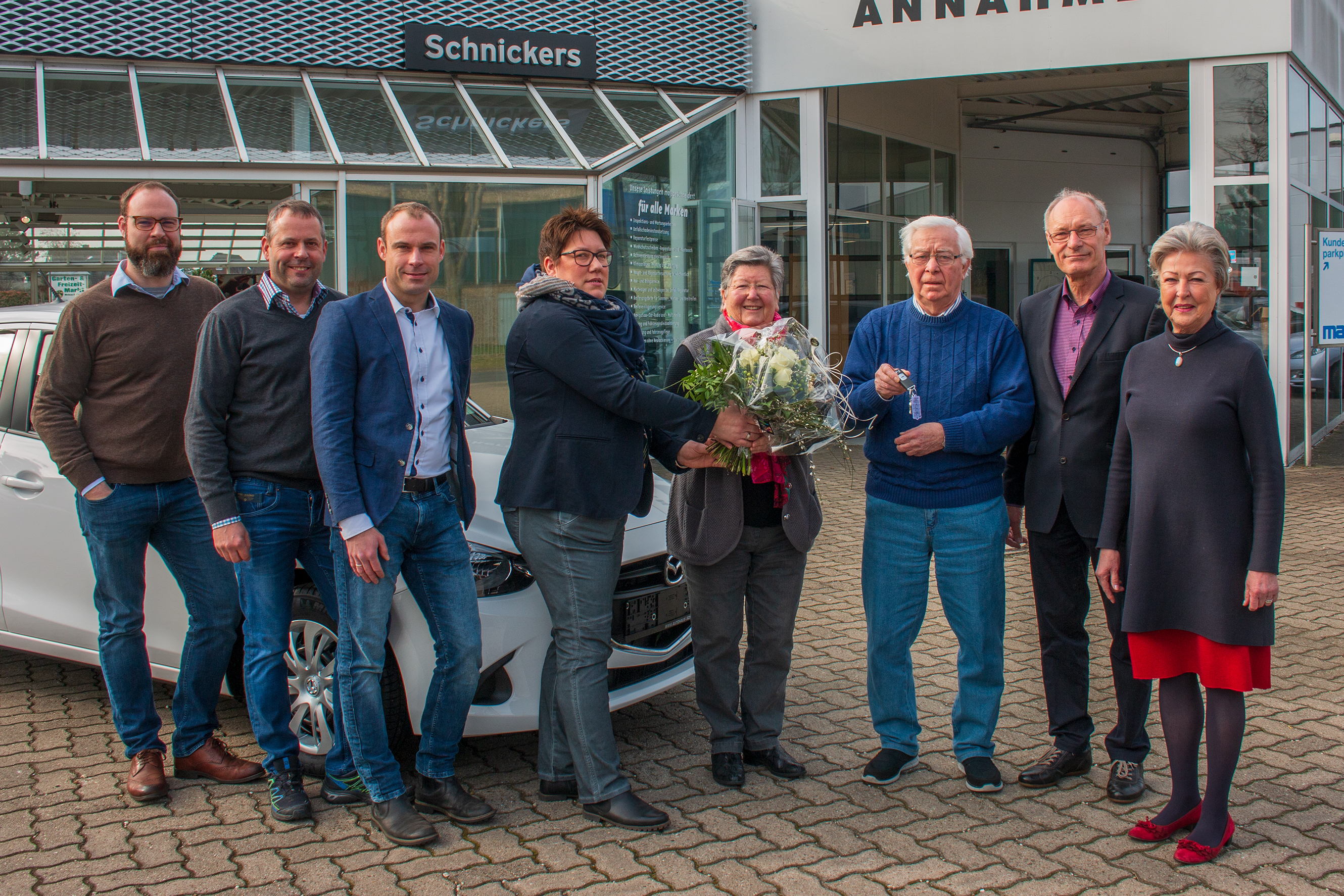 Im kleinen feierlichen Rahmen fand die Überreichung des Hauptpreises statt. Von links: Erik Schnickers, Ludger Lemken, Carsten Schnickers, Nicola Lümmen, Rosel und Willi Bongers sowie das Ehepaar Günter und Barbara Schnickers