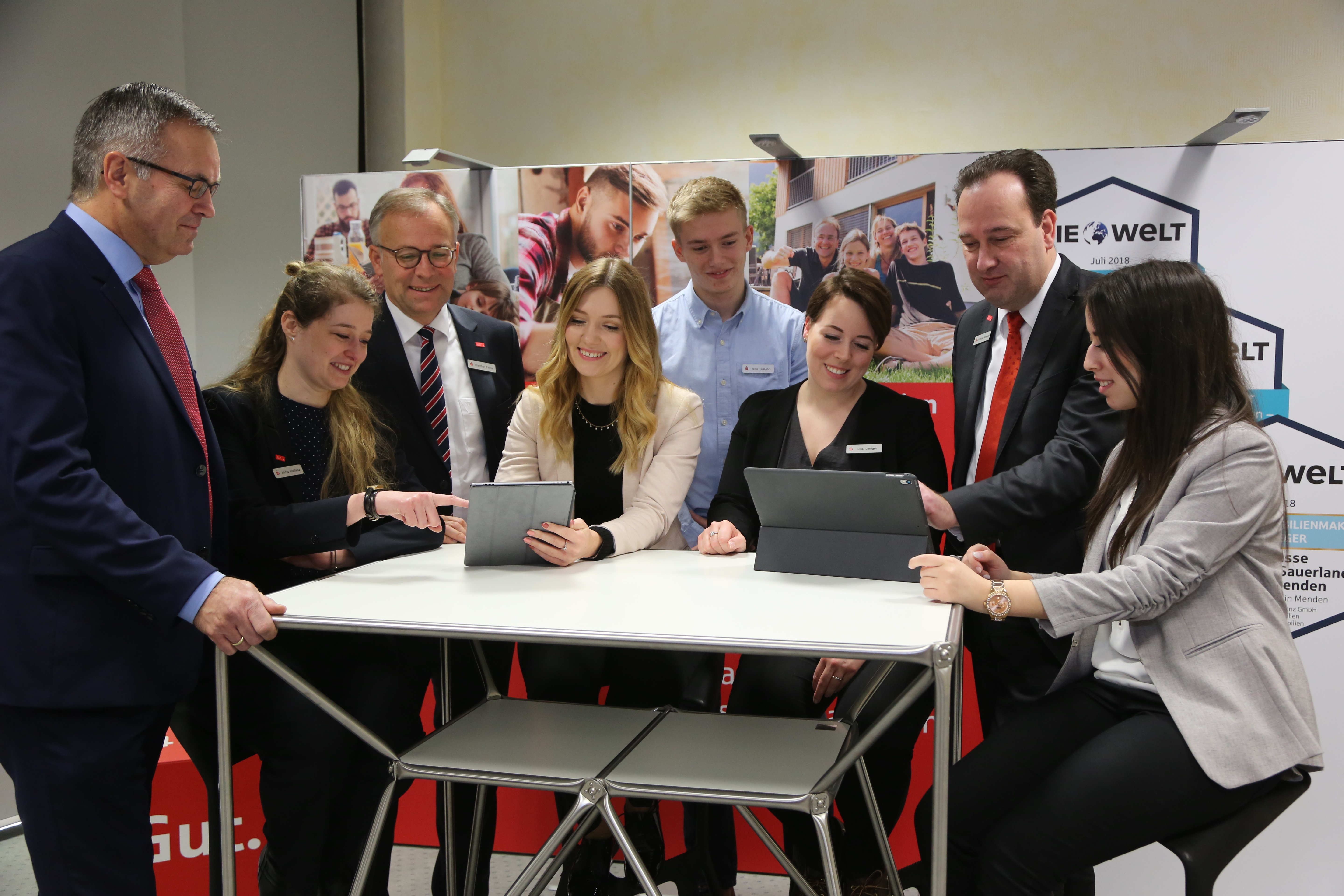 Dietmar Tacke, Jörg Kötter und Dr. Christian Wingendorf blickten zusammen mit der Ausbildungsleiterin Alicia Wolfertz (2. v.l.) und den Jungangestellten und "digitalen Mentorinnen und Mentoren" Johanna Röhrbein, Rene Tillmann, Lisa Leniger und Maria Lagouri (v.l.) auf ein erfolgreiches Geschäftsjahr 2018 zurück. Foto: Schulte