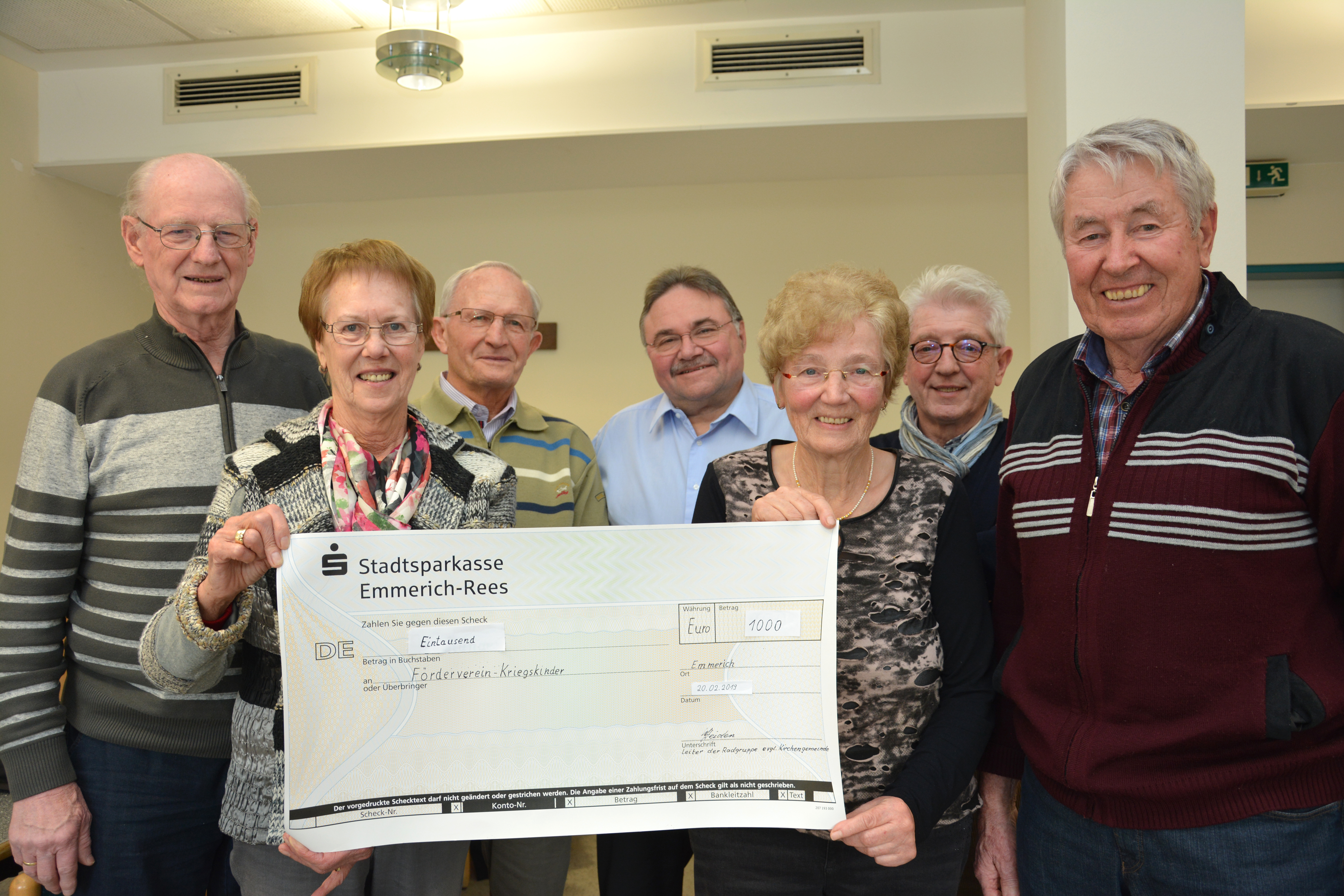 Wolfgang Heiden (links) und Mitglieder der Fahrradgruppe der evangelischen Kirchengemeinde überreichten Dr. Heinz Grunwald (Mitte) und HaJo Frücht (2.v.r.) vom Förderkreis einen Scheck in Höhe von 1.000 Euro.