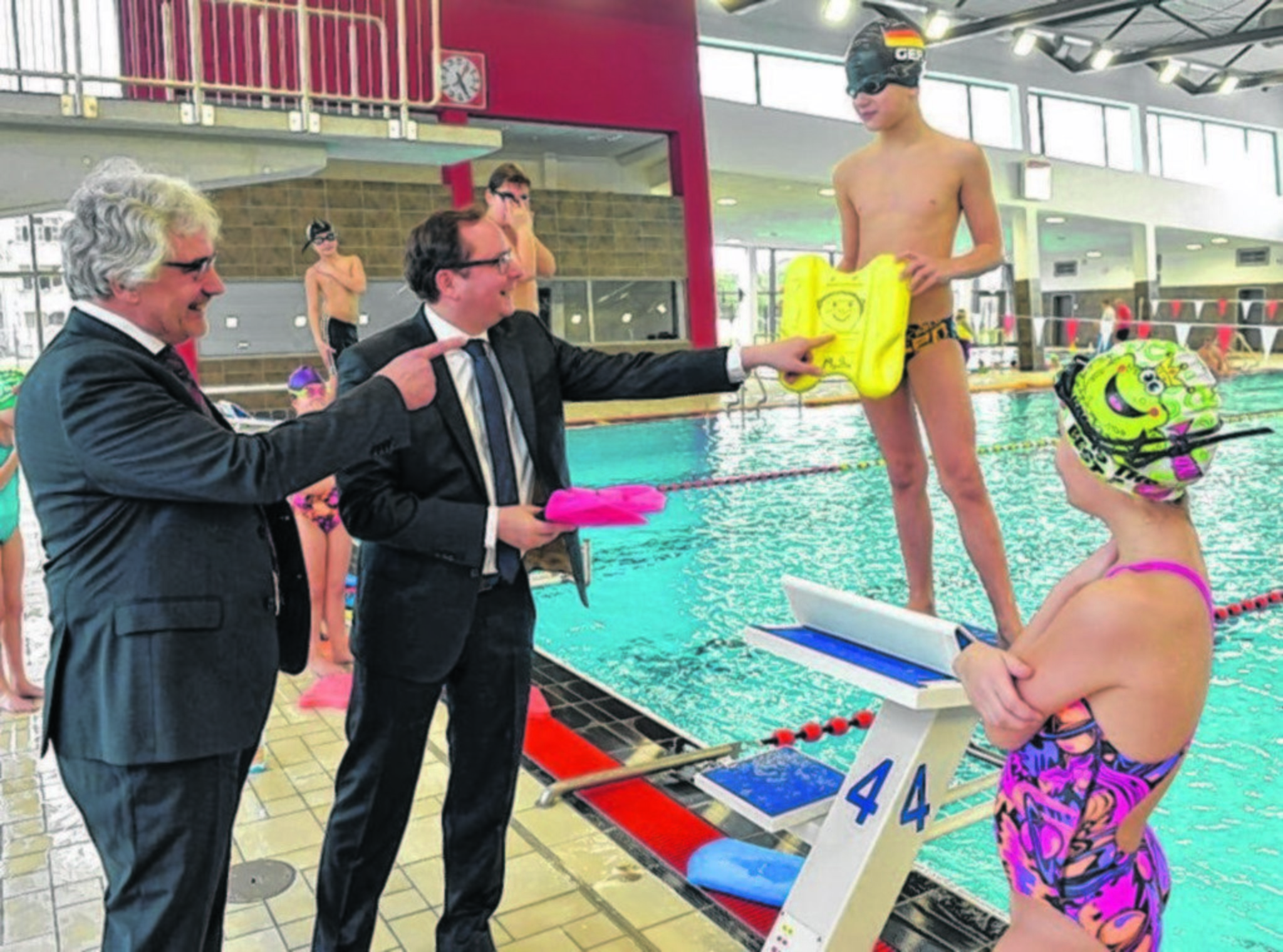 Oberbürgermeister Thomas Kufen (zweiter von links) und der ehemalige Beigeordnete Andreas Bomheuer bei der offiziellen Übergabe des Sportbades am Thurmfeld.