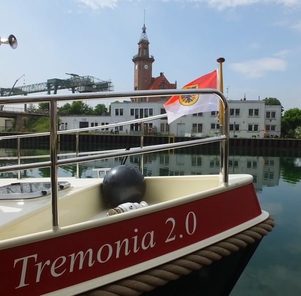 Karl-Heinz Czierpkas Motorkreuzer „Tremonia 2.0“ vor dem Hafenamt und Container-Terminal-Dortmund.