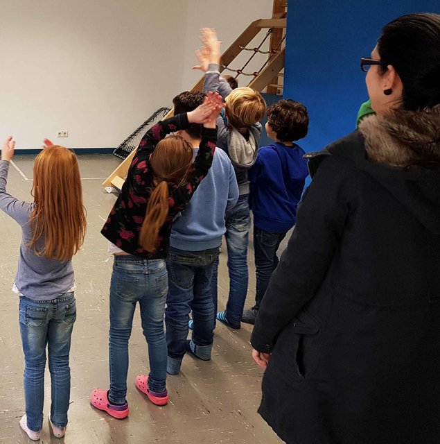 One Billion Rising erstmalig in der Begegnungsstätte Mehrhoog: Gemeinsam demonstrierten die Anwesenden gegen Gewalt - friedlich, mit Tanz und Musik.