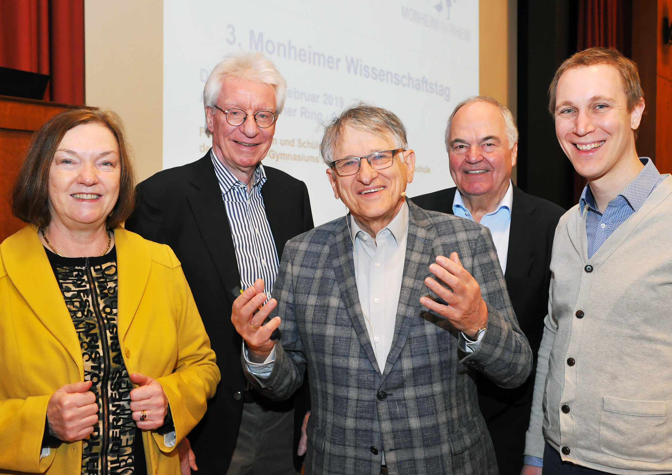 Prof. Dr. Johanna Stachel, Prof. Dr. Heiner Müller-Krumbhaar, Prof. Dr. Klaus von Klitzing, Prof. Dr. Joachim Treusch und Bürgermeister Daniel Zimmermann (von links nach rechts) auf dem 3. Monheimer Wissenschaftstag.
Foto: Michael de Clerque
