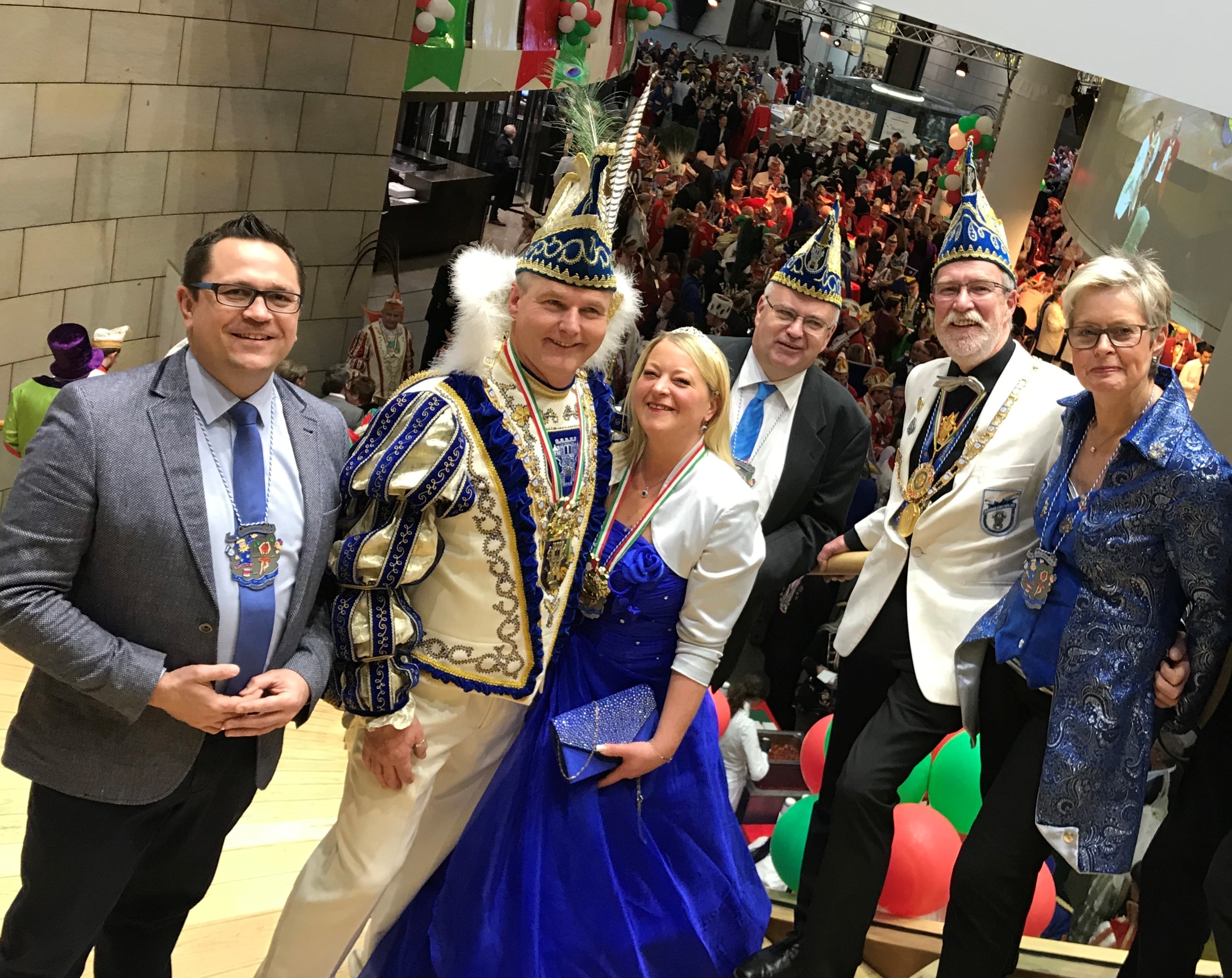 Die Delegation der MKG Kornblumenblau mit Bürgermeister Martin Wächter und dem Landtagsabgeordneten Marco Voge vor dem Landtag in Düsseldorf.