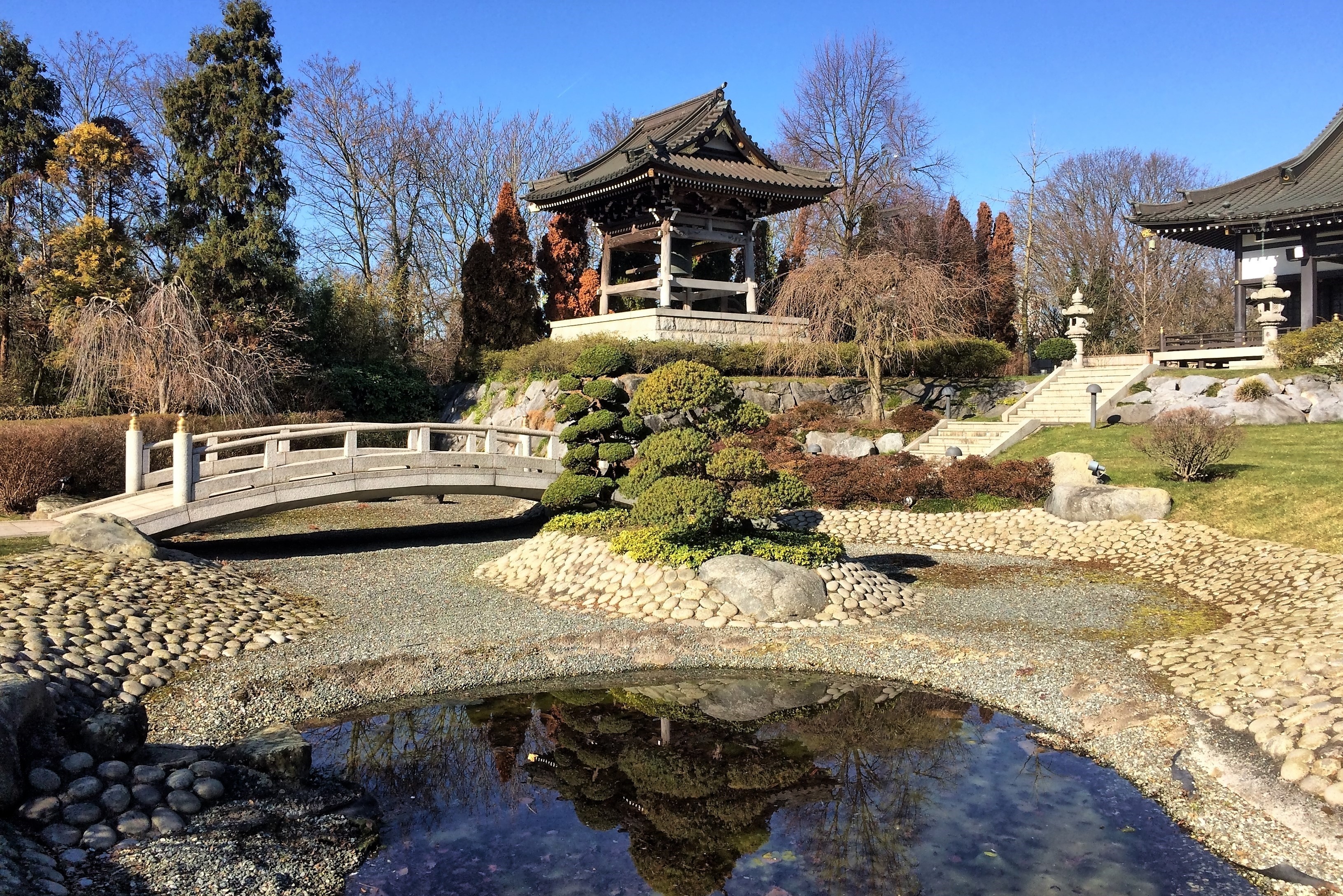Tempelgarten mit Brücke und Glockenturm