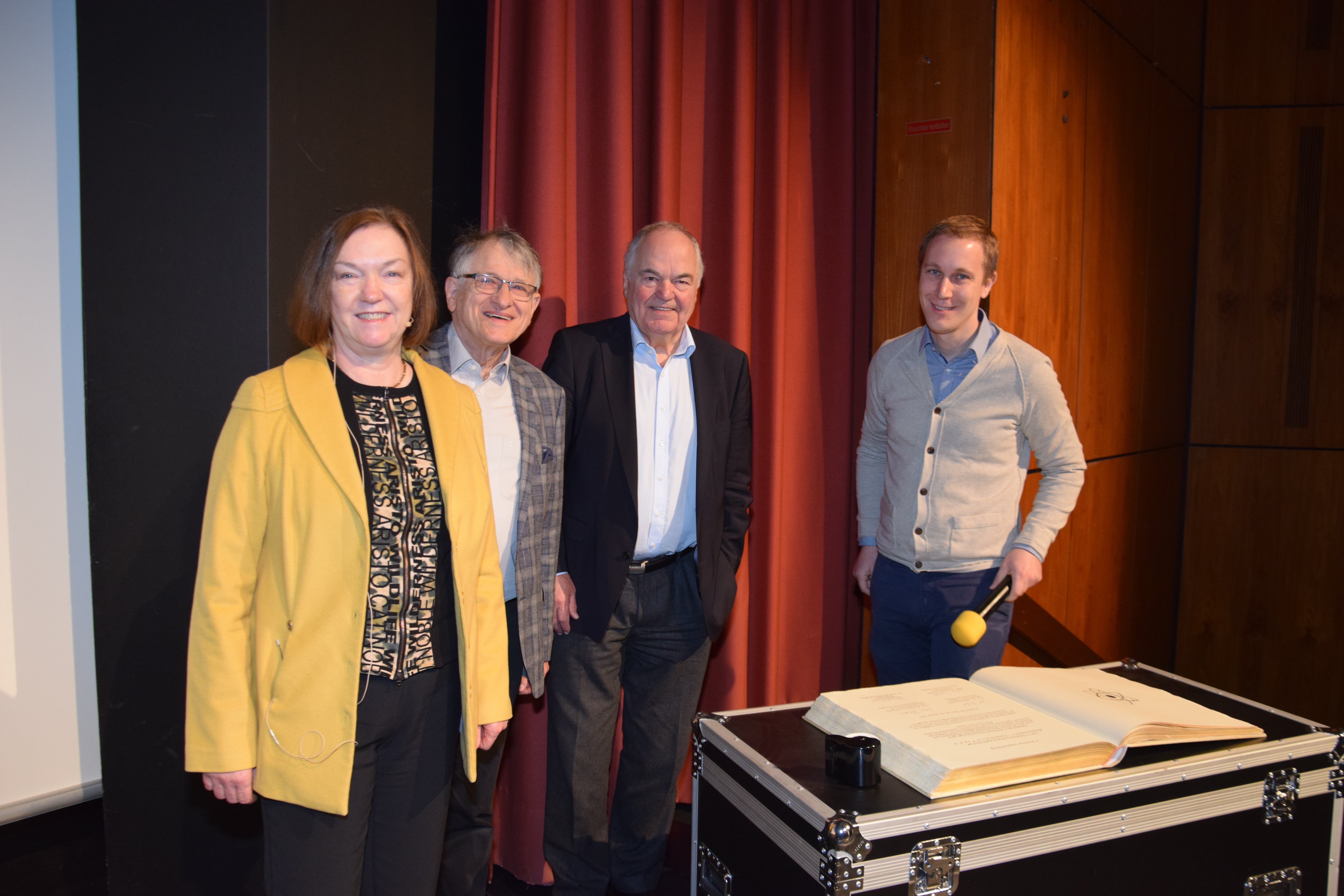 Die Professoren Johanna Stachel, Klaus von Klitzing (Zweiter von links) und Joachim Treusch mit Daniel Zimmermann beim Eintrag ins Goldene Buch der Stadt.
Foto: Norbert Jakobs