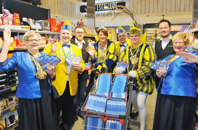 Das Edeka Frischecenter Hövener an der Schneiderstraße spendet dem Langenfelder Prinzenpaar samt Gefolge 300 Tafeln Schokolade.  | Foto: Michael de Clerque