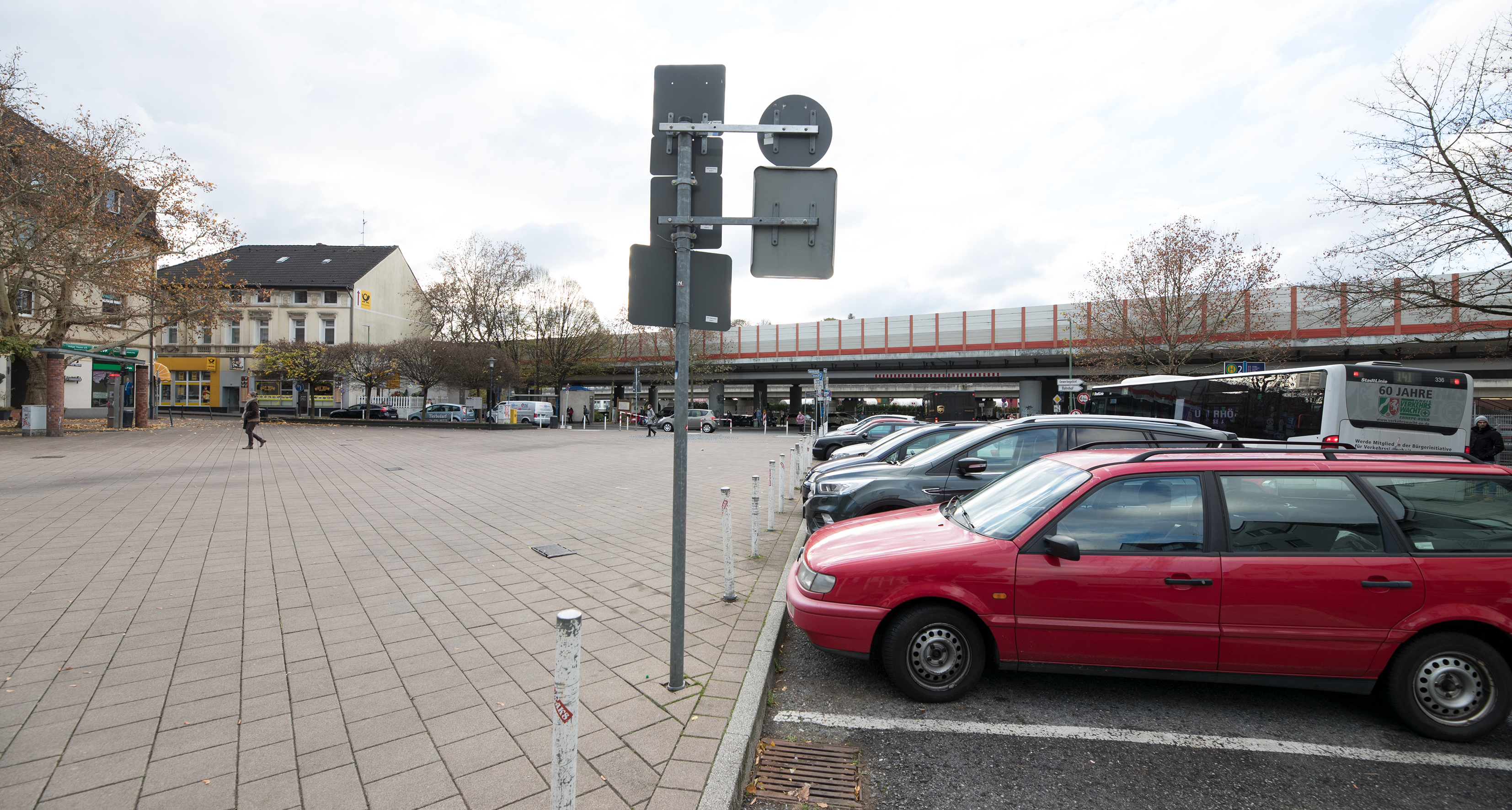 Sonntag, 24. Februar, ist der Tag des Bürgerentscheids für das Parken oder Nicht-Parken auf dem Kupferdreher Marktplatz. Archivfoto: Lukas