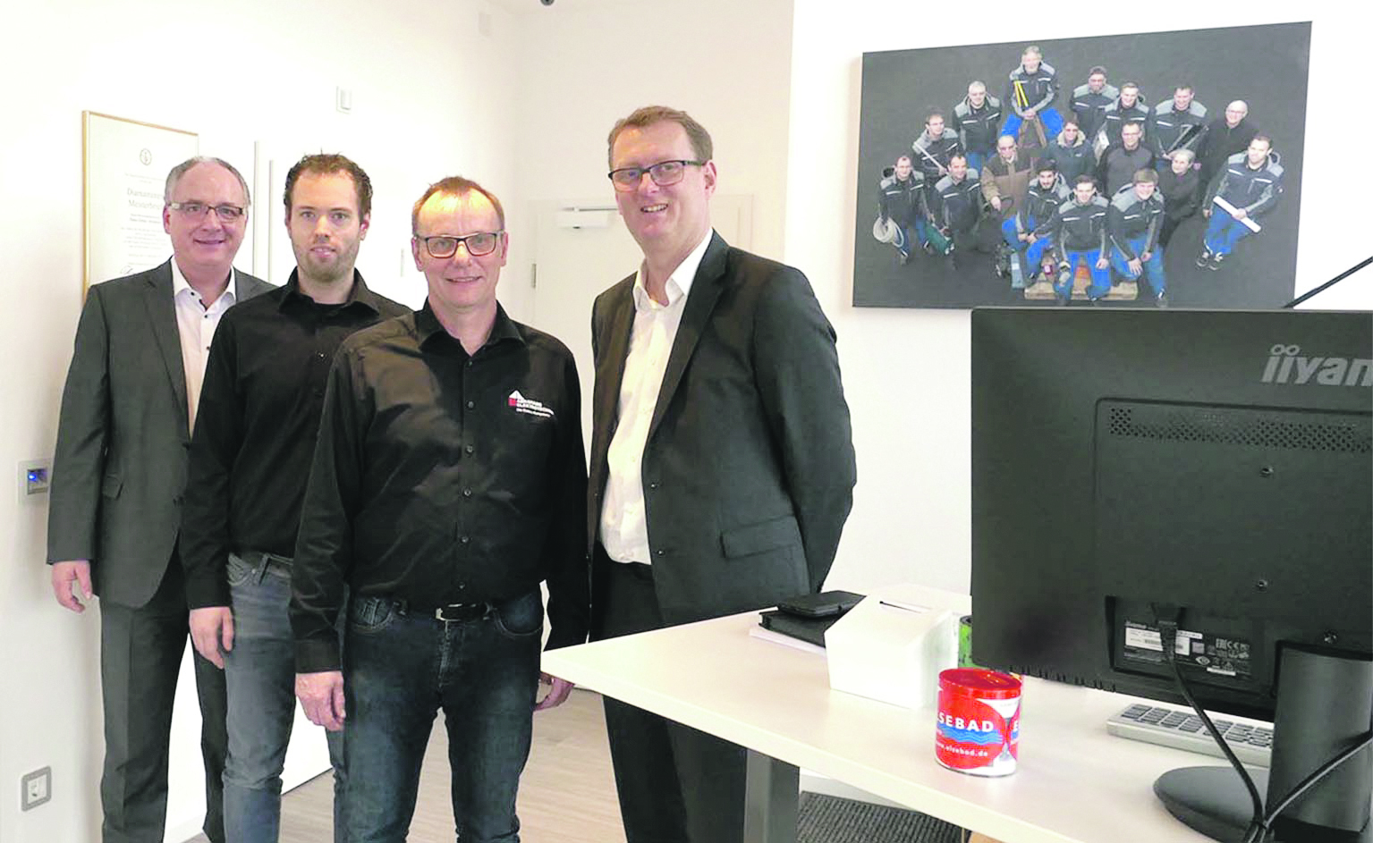Zum Thema diskutierten (v.l.): Detlef Schönberger, Hauptgeschäftsführer der Kreishandwerkerschaft Hellweg-Lippe, Johannes Paul, Firma Abrahams, Elektroinstallateurmeister Bernd Abrahams und Bundestagsabgeordneter Oliver Kaczmarek. Foto: KHW Hellweg-Lippe