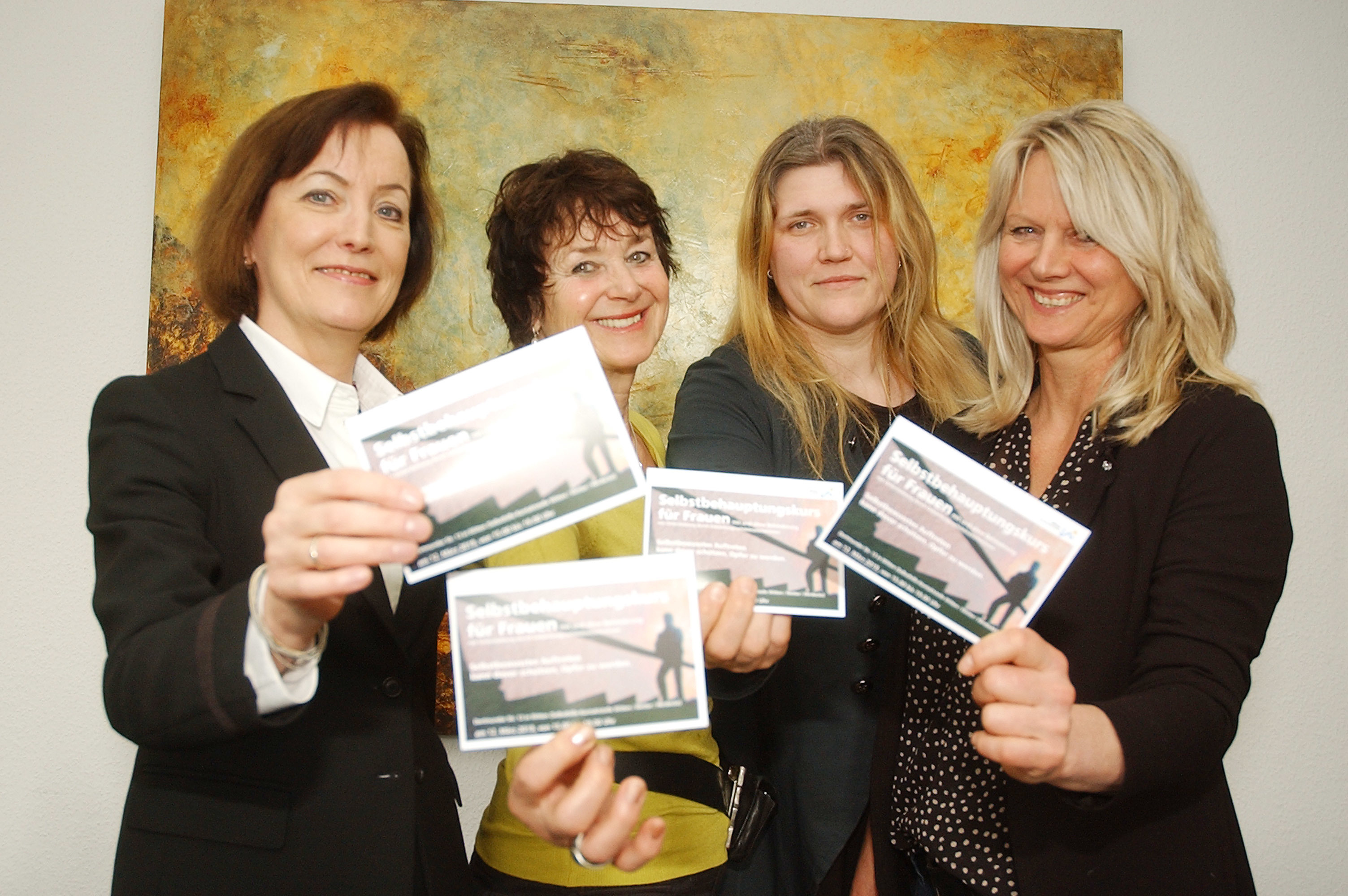 Bürgermeisterin Sonja Leidemann; Hildegard Recke, Programmdirektorin Soroptimistinnen Witten-Ardey; Cornelia Prill, Leiterin Gleichstellungsstelle und Behindertenkoordinatorin Ines Großer (v.l.) präsentieren die Flyer zum Selbstbehauptungskurs.